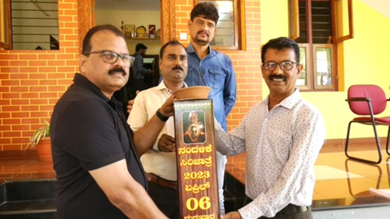 ಉಡುಪಿ ಜಿಲ್ಲೆಯ ಕಾರ್ಕಳ ತಾಲೂಕಿನ ನಂದಳಿಕೆ ಶ್ರೀ ಮಹಾಲಿಂಗೇಶ್ವರ ದೇವಸ್ಥಾನದ ಜಾತ್ರೆ ಪ್ರಚಾರವನ್ನು ವಿಭಿನ್ನವಾಗಿ ಮತ್ತು ಪರಿಸರ ಪೂರಕವಾಗಿ ಮಾಡಿ ಗಮನ ಸೆಳೆಯುತ್ತಿದೆ.