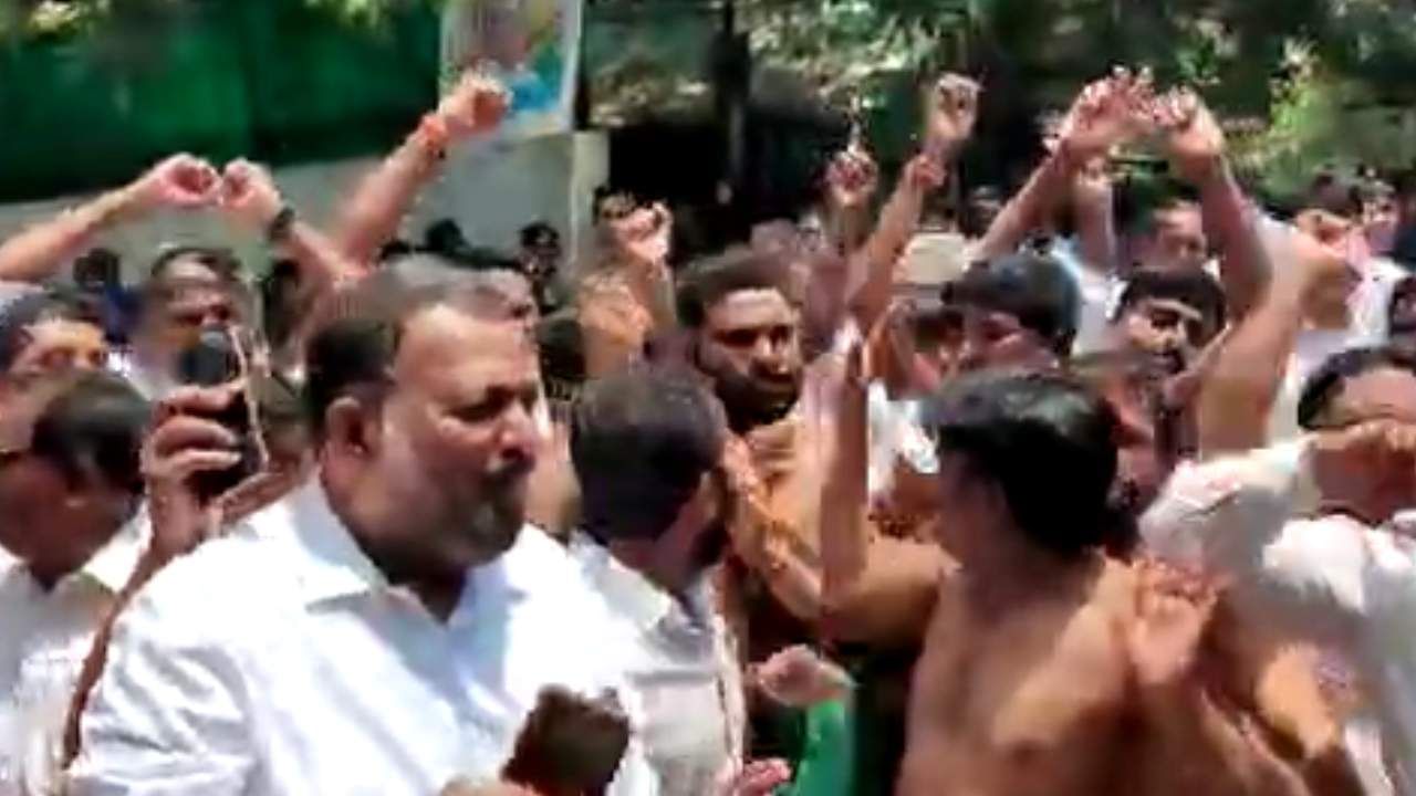ಸಿದ್ದರಾಮಯ್ಯ ನಿವಾಸದ ಮುಂದೆ ಗದ್ದಲ: ವಿವಿಧ ಕ್ಷೇತ್ರಗಳ ಟಿಕೆಟ್ ಆಕಾಂಕ್ಷಿಗಳ ಬೆಂಬಲಿಗರಿಂದ ಹೈಡ್ರಾಮಾ ಸಿದ್ದರಾಮಯ್ಯ ನಿವಾಸದ ಮುಂದೆ ಗದ್ದಲ: ವಿವಿಧ ಕ್ಷೇತ್ರಗಳ ಟಿಕೆಟ್ ಆಕಾಂಕ್ಷಿಗಳ ಬೆಂಬಲಿಗರಿಂದ ಹೈಡ್ರಾಮಾ