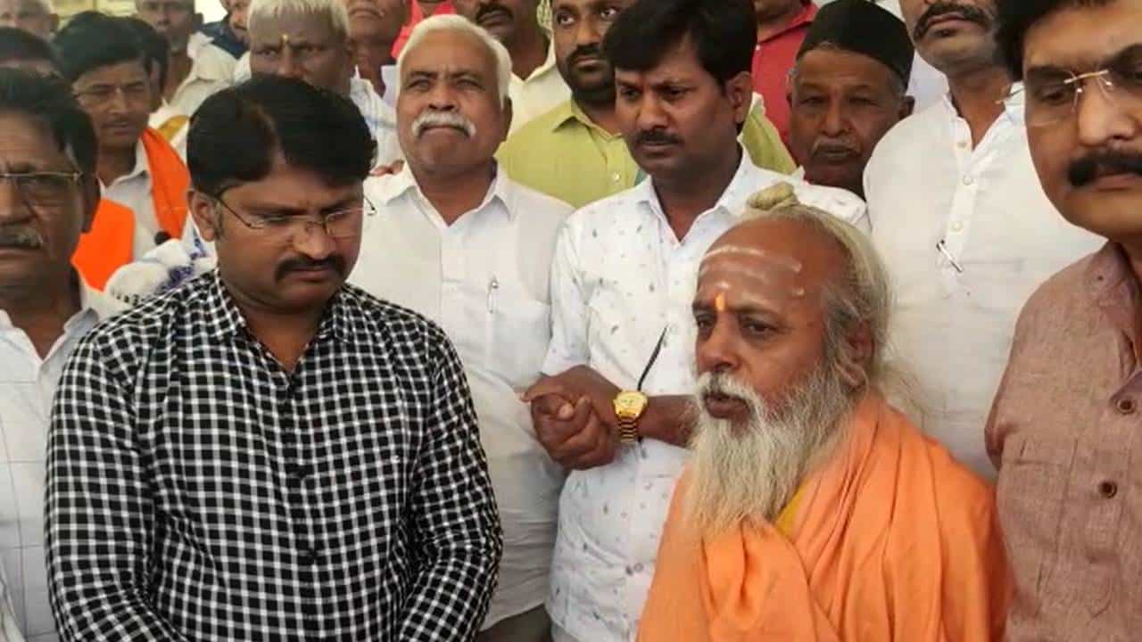 ಕಾಟಾಚಾರಕ್ಕೆ ಜಗದ್ಗುರು ರೇಣುಕಾಚಾರ್ಯರ ಜಯಂತಿ ಆಚರಣೆ; ಸ್ವಾಮೀಜಿ ಕಾಲಿಗೆ ಬಿದ್ದು ಕ್ಷಮೆ ಕೇಳಿದ ತಾಲೂಕು ದಂಡಾಧಿಕಾರಿ ಕಾಟಾಚಾರಕ್ಕೆ ಜಗದ್ಗುರು ರೇಣುಕಾಚಾರ್ಯರ ಜಯಂತಿ ಆಚರಣೆ; ಸ್ವಾಮೀಜಿ ಕಾಲಿಗೆ ಬಿದ್ದು ಕ್ಷಮೆ ಕೇಳಿದ ತಾಲೂಕು ದಂಡಾಧಿಕಾರಿ