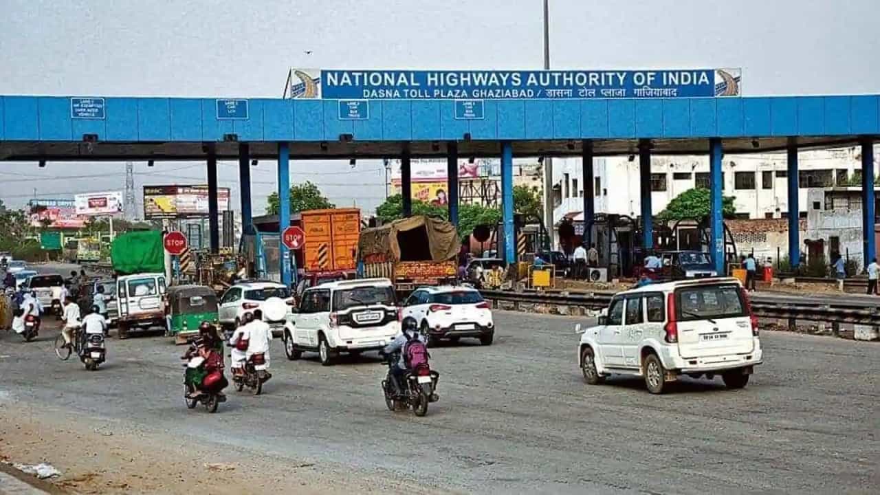 Toll Rates Hike: ಏಪ್ರಿಲ್ 1ರಿಂದ ಹೆದ್ದಾರಿ ಟೋಲ್, ಮಾಸಿಕ ಪಾಸ್ ದರಗಳ ಏರಿಕೆ; ಇಲ್ಲಿದೆ ಡೀಟೇಲ್ಸ್ Toll Rates Hike: ಏಪ್ರಿಲ್ 1ರಿಂದ ಹೆದ್ದಾರಿ ಟೋಲ್, ಮಾಸಿಕ ಪಾಸ್ ದರಗಳ ಏರಿಕೆ; ಇಲ್ಲಿದೆ ಡೀಟೇಲ್ಸ್