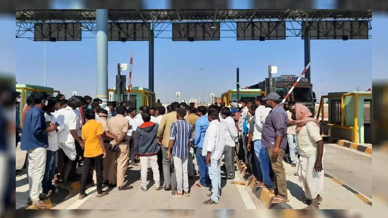ತುಮಕೂರು-ಶಿವಮೊಗ್ಗ ರಾಷ್ಟ್ರೀಯ ಹೆದ್ದಾರಿ ಕಾಮಗಾರಿ ಮುಗಿಯುವ ಮೊದಲೇ ಟೋಲ್ ವಸೂಲಿ, ಸಿಡಿದೆದ್ದ ವಾಹನ ಸವಾರರು ತುಮಕೂರು-ಶಿವಮೊಗ್ಗ ರಾಷ್ಟ್ರೀಯ ಹೆದ್ದಾರಿ ಕಾಮಗಾರಿ ಮುಗಿಯುವ ಮೊದಲೇ ಟೋಲ್ ವಸೂಲಿ, ಸಿಡಿದೆದ್ದ ವಾಹನ ಸವಾರರು