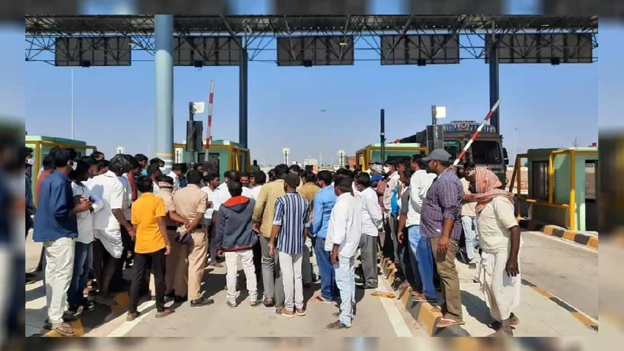 ತುಮಕೂರು-ಶಿವಮೊಗ್ಗ ರಾಷ್ಟ್ರೀಯ ಹೆದ್ದಾರಿ ಕಾಮಗಾರಿ ಮುಗಿಯುವ ಮೊದಲೇ ಟೋಲ್ ವಸೂಲಿ, ಸಿಡಿದೆದ್ದ ವಾಹನ ಸವಾರರು ತುಮಕೂರು-ಶಿವಮೊಗ್ಗ ರಾಷ್ಟ್ರೀಯ ಹೆದ್ದಾರಿ ಕಾಮಗಾರಿ ಮುಗಿಯುವ ಮೊದಲೇ ಟೋಲ್ ವಸೂಲಿ, ಸಿಡಿದೆದ್ದ ವಾಹನ ಸವಾರರು