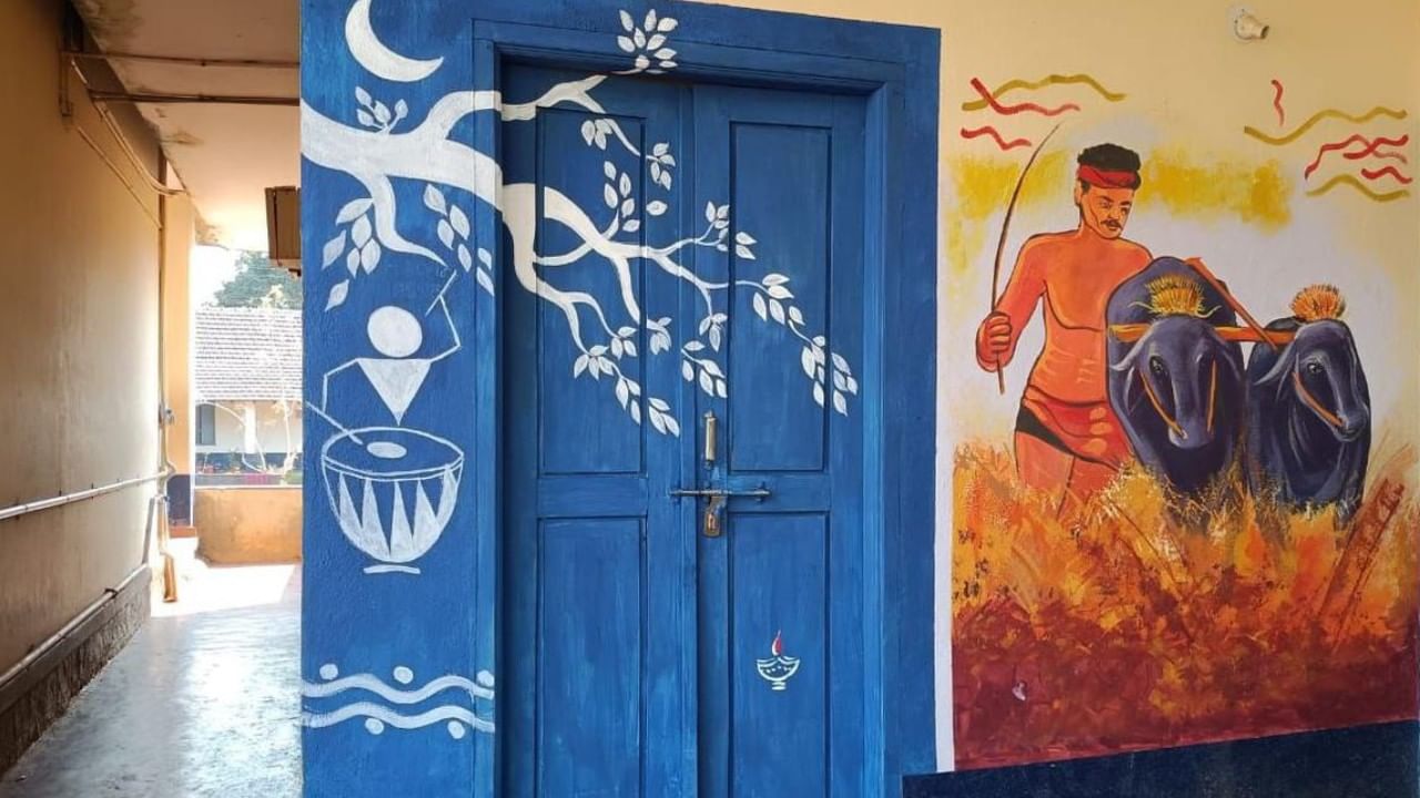 ರಂಗೇರಿದ ವಿಧಾಸಭೆ ಚುನಾವಣೆ: ಮತ ಕೇಂದ್ರದ ಗೋಡೆಗಳಿಗೆ ಕಲಾತ್ಮಕ ಬಣ್ಣ ಹಚ್ಚಲು ಆಹ್ವಾನ, ಭರ್ಜರಿ ಬಹುಮಾನ ರಂಗೇರಿದ ವಿಧಾಸಭೆ ಚುನಾವಣೆ: ಮತ ಕೇಂದ್ರದ ಗೋಡೆಗಳಿಗೆ ಕಲಾತ್ಮಕ ಬಣ್ಣ ಹಚ್ಚಲು ಆಹ್ವಾನ, ಭರ್ಜರಿ ಬಹುಮಾನ