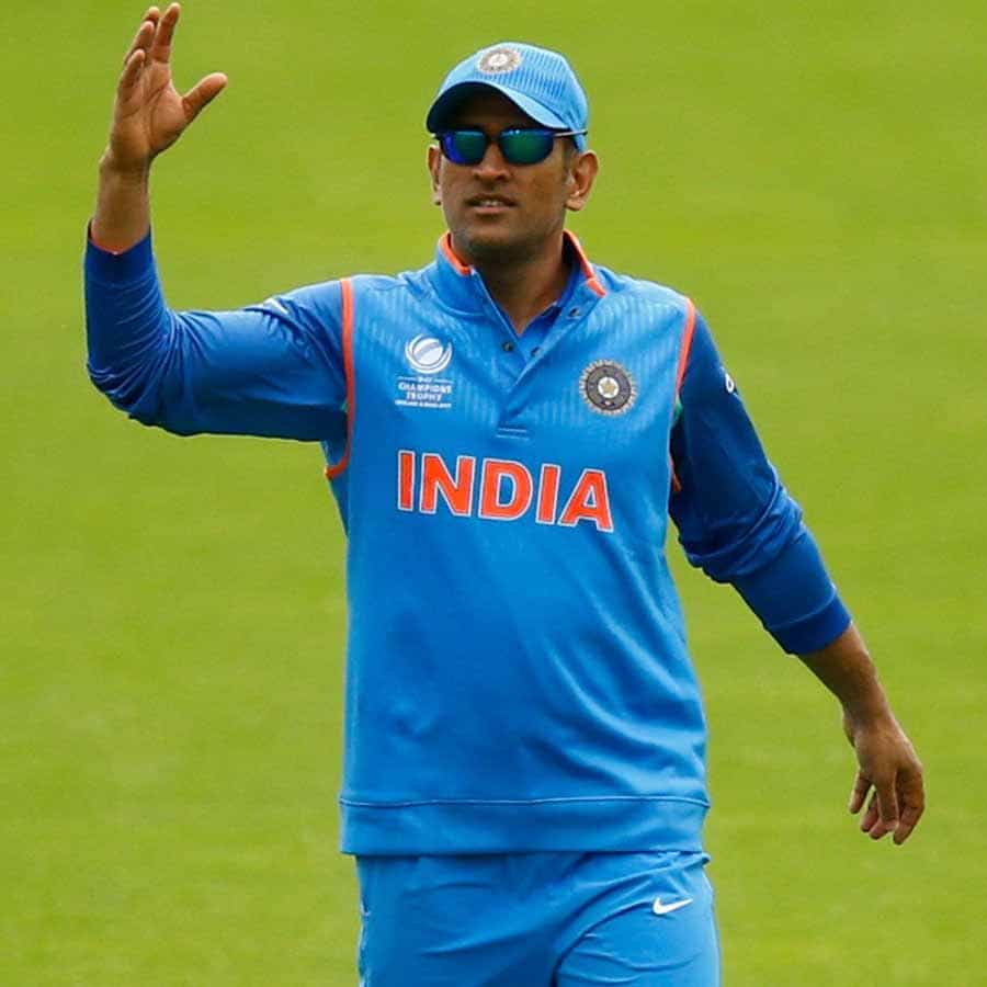 ಮಹೇಂದ್ರ ಸಿಂಗ್ ಧೋನಿ ಅಂತರರಾಷ್ಟ್ರೀಯ ಕ್ರಿಕೆಟ್ನಿಂದ ದೂರವಾಗಿ ಕೆಲ ವರ್ಷಗಳಾಗಿದ್ದರೂ ಅವರ ಅಭಿಮಾನಿಗಳ ಸಂಖ್ಯೆ ದಿನದಿಂದ ದಿನಕ್ಕೆ ಹೆಚ್ಚುತ್ತಲೇ ಇದೆ. ಇಂಡಿಯನ್ ಪ್ರೀಮಿಯರ್ ಲೀಗ್ನಲ್ಲಿ ಮಾತ್ರ ಕಾಣಿಸಿಕೊಳ್ಳುವ ಎಂಎಸ್ಡಿ ಈ ವರ್ಷ ಇದಕ್ಕೂ ನಿವೃತ್ತಿ ಘೋಷಿಸಿ ಕ್ರಿಕೆಟ್ನಿಂದ ದೂರವಾಗಲಿದ್ದಾರೆ.