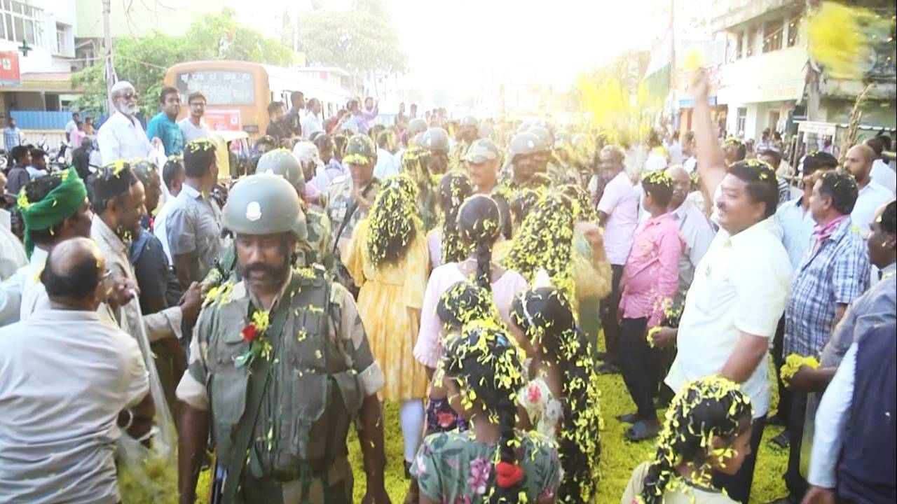 ನಗರದ ಪ್ರಮುಖ ಬೀದಿಗಳಲ್ಲಿ ಗನ್​ ಹಿಡಿದು ಹೆಜ್ಜೆ ಹಾಕುತ್ತಿರುವ ಯೋಧರಿಗೆ, ಪೊಲೀಸರಿಗೆ, ಅಧಿಕಾರಿಗಳಿಗೆ ತಿಲಕ ಇಟ್ಟು ಹೂವಿನ ಮಳೆ ಸುರಿಸಿ ಸ್ವಾಗತ ಕೋರುತ್ತಿರುವ ಮಹಿಳೆಯರು, ಮಕ್ಕಳು, ಬೂದುಕುಂಬಳ ಕಾಯಿಯಿಂದ ದೃಷ್ಟಿ ತೆಗೆದು ಈಡುಗಾಯಿ ಹೊಡೆದು ಸ್ವಾಗತ ಕೋರುತ್ತಿರುವ ಯುವಕರು. ಇನ್ನೊಂದೆಡೆ ಹಣ್ಣು, ಪಾನಕ, ನೀರು ಮಜ್ಜಿಗೆ, ನೀಡಿ ಅಭಿಮಾನ ಪ್ರದರ್ಶಿಸುತ್ತಿರುವ ಸಾರ್ವಜನಿಕರು ಇದೆಲ್ಲಾ ದೃಶ್ಯಗಳು ಕಂಡು ಬಂದಿದ್ದು ಕೋಲಾರ ನಗರದಲ್ಲಿ. 