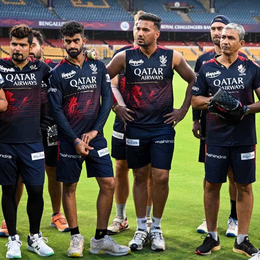16ನೇ ಆವೃತ್ತಿಯ ಇಂಡಿಯನ್ ಪ್ರೀಮಿಯರ್ ಲೀಗ್ನಲ್ಲಿ ಮುಂಬೈ ಇಂಡಿಯನ್ಸ್ ವಿರುದ್ಧ ಗೆದ್ದು ಭರ್ಜರಿ ಶುಭಾರಂಭ ಮಾಡಿದ್ದ ಫಾಪ್ ಡುಪ್ಲೆಸಿಸ್ ನಾಯಕತ್ವದ ರಾಯಲ್ ಚಾಲೆಂಜರ್ಸ್ ಬೆಂಗಳೂರು ತಂಡ ನಂತರ ಆಡಿದ ಎರಡೂ ಪಂದ್ಯಗಳಲ್ಲಿ ಸೋಲು ಕಂಡಿತು.