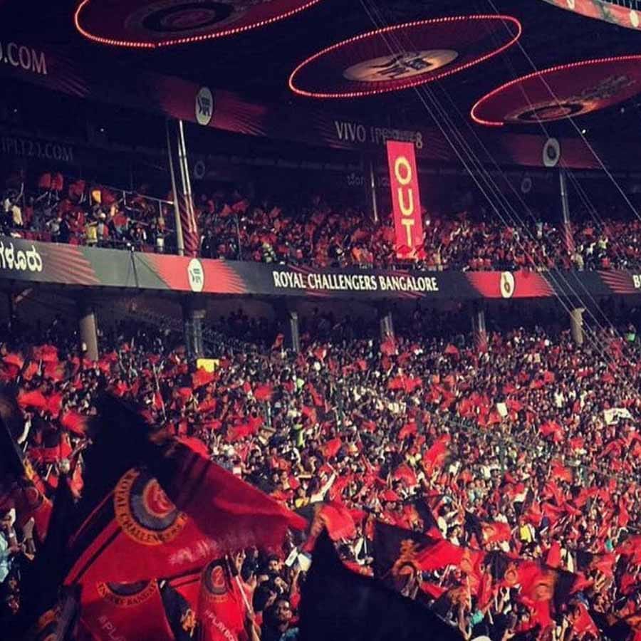 ಆರ್​ಸಿಬಿ- ಮುಂಬೈ ಪಂದ್ಯದ ಟಿಕೆಟ್ ಈಗಾಗಲೇ ಸಂಪೂರ್ಣ ಸೋಲ್ಡ್ ಔಟ್ ಆಗಿದ್ದು ಕ್ರೀಡಾಂಗಣ ಕಿಕ್ಕಿರಿದ ಅಭಿಮಾನಿಗಳಿಂದ ತುಂಬಿರಲಿದೆ. ಅಲ್ಲದೆ ಬರೋಬ್ಬರಿ ಮೂರು ವರ್ಷಗಳ ನಂತರ ಬೆಂಗಳೂರಿನಲ್ಲಿ ಐಪಿಎಲ್ ನಡೆಯುತ್ತಿರುವ ಕಾರಣ ಅಭಿಮಾನಿಗಳು ಉತ್ಸುಕರಾಗಿದ್ದಾರೆ.
