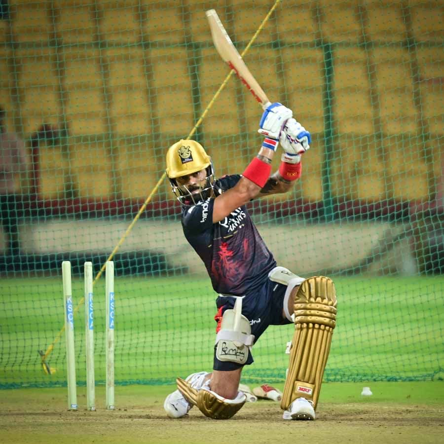 ಕಳೆದ ಆರು ತಿಂಗಳುಗಳಿಂದ ಭರ್ಜರಿ ಫಾರ್ಮ್​ನಲ್ಲಿರುವ ವಿರಾಟ್ ಕೊಹ್ಲಿ ಮೇಲೆ ಎಲ್ಲರ ಕಣ್ಣಿದೆ. ಕೊಹ್ಲಿ ಹಾಗೂ ನಾಯಕ ಫಾಫ್ ಡುಪ್ಲೆಸಿಸ್ ಆರ್​​ಸಿಬಿ ಪರ ಇನ್ನಿಂಗ್ಸ್ ಆರಂಭಿಸಲಿದ್ದು ಭರ್ಜರಿ ಅಭ್ಯಾಸ ಕೂಡ ನಡೆಸುತ್ತಿದ್ದಾರೆ.