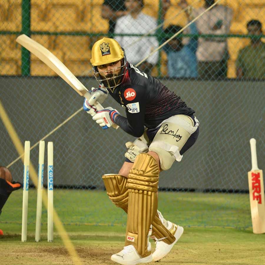 ವಿರಾಟ್ ಕೊಹ್ಲಿ ಹೆಸರು ಇಲ್ಲದ ಹೊಸ ಬ್ಯಾಟ್​ನಲ್ಲಿ ಪ್ರ್ಯಾಕ್ಟೀಸ್ ನಡೆಸುತ್ತಿರುವುದು ಕಂಡುಬಂತು.