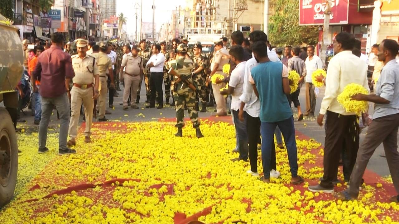 ಒಟ್ಟಾರೆ ದೇಶದ ಗಡಿ ಕಾಯೋ ಯೋಧರು ಕೋಲಾರದಲ್ಲಿ ಚುನಾವಣಾ ಕರ್ತವ್ಯಕ್ಕೆ ಬಂದಿದ್ದು, ಯೋಧರನ್ನು ಕೋಲಾರದ ಜನರು ದೇವರಂತೆ ತಿಲಕವಿಟ್ಟು ಹೂವು ಹಾಕಿ ಹಣ್ಣು ಕಾಯಿ ಹೊಡೆದು ಪೂಜೆ ಸಲ್ಲಿಸುವ ಮೂಲಕ ಯೋಧರಿಗೆ ಅದ್ದೂರಿ ಸ್ವಾಗತ ನೀಡಿದ್ದಾರೆ. ಈ ಮೂಲಕ ದೇಶ ಕಾಯುವ ಯೋಧರಿಗೆ ಕೋಲಾರದ ಜನ ತಮ್ಮ ಜೀವ ಕಾಯೋ ದೇವರಂತೆ ಗೌರವಿಸಿದ್ದು ನಿಜಕ್ಕೂ ಶ್ಲಾಘನೀಯ.