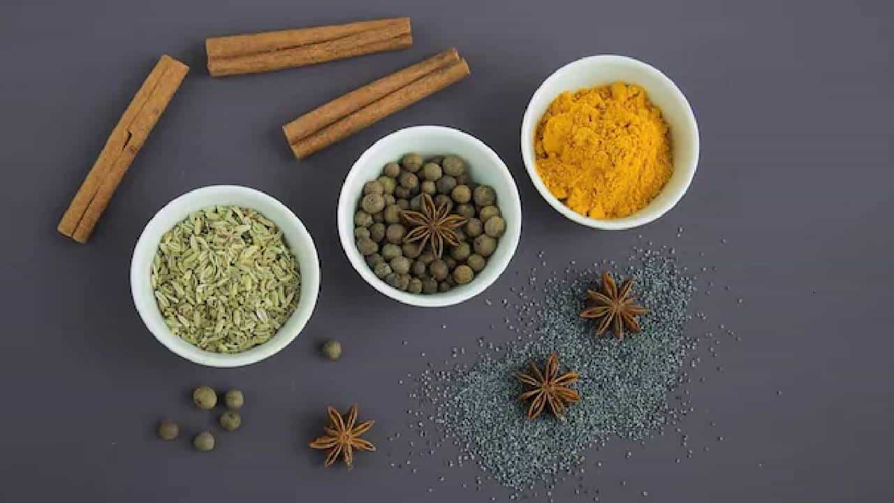 Indian Spices: ಬೇಸಿಗೆಯಲ್ಲಿ ಸೇವಿಸಬೇಕಾದ 5 ಮಸಾಲೆಗಳು; ನಿಮ್ಮ ದೇಹವನ್ನು ತಂಪಾಗಿ ಮತ್ತು ಆರೋಗ್ಯಕರವಾಗಿರಿಸುತ್ತದೆ Indian Spices: ಬೇಸಿಗೆಯಲ್ಲಿ ಸೇವಿಸಬೇಕಾದ 5 ಮಸಾಲೆಗಳು; ನಿಮ್ಮ ದೇಹವನ್ನು ತಂಪಾಗಿ ಮತ್ತು ಆರೋಗ್ಯಕರವಾಗಿರಿಸುತ್ತದೆ
