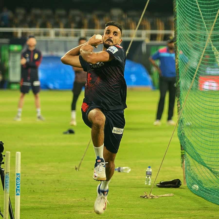 ದಿನೇಶ್ ಕಾರ್ತಿಕ್, ಮೊಹಮ್ಮದ್ ಸಿರಾಜ್, ಹರ್ಷಲ್ ಪಟೇಲ್ ಕೂಡ ಚಿನ್ನಸ್ವಾಮಿ ಕ್ರೀಡಾಂಗಣದಲ್ಲಿ ಕಠಿಣ ಅಭ್ಯಾಸ ನಡೆಸುತ್ತಿದ್ದಾರೆ.