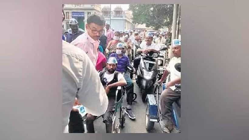 ವೀಲ್ಚೇರಿಗೆ ಅನುಮತಿ ಪಡೆಯಲಾಗಿದ್ಯಾ? ಆಪ್ ಪರ ಪ್ರಚಾರ ಮಾಡುತ್ತಿದ್ದ ವಿಕಲಚೇತನರನ್ನು ತಡೆದ ಚುನಾವಣಾಧಿಕಾರಿ