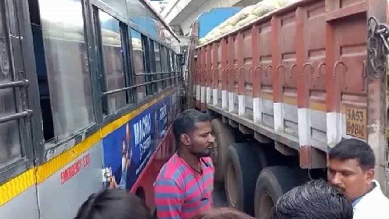 ಬೆಂಗಳೂರಿನಲ್ಲಿ ಭೀಕರ ಅಪಘಾತ: ಮಹಿಳೆಯ ತಲೆ ಛಿದ್ರ, ಅಜ್ಜಿಯ ಎರಡೂ ಕಾಲು ಕಟ್ ಬೆಂಗಳೂರಿನಲ್ಲಿ ಭೀಕರ ಅಪಘಾತ: ಮಹಿಳೆಯ ತಲೆ ಛಿದ್ರ, ಅಜ್ಜಿಯ ಎರಡೂ ಕಾಲು ಕಟ್
