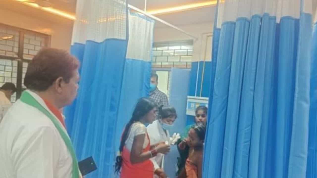 Acid Attack: ಮದುವೆ ಮಂಟಪದಲ್ಲಿ ಘೋರ: ವಧು-ವರ ಸೇರಿದಂತೆ 12 ಮಂದಿ ಮೇಲೆ ಆಸಿಡ್ ಎರಚಿದ ದುಷ್ಕರ್ಮಿಗಳು! Acid Attack: ಮದುವೆ ಮಂಟಪದಲ್ಲಿ ಘೋರ: ವಧು-ವರ ಸೇರಿದಂತೆ 12 ಮಂದಿ ಮೇಲೆ ಆಸಿಡ್ ಎರಚಿದ ದುಷ್ಕರ್ಮಿಗಳು!