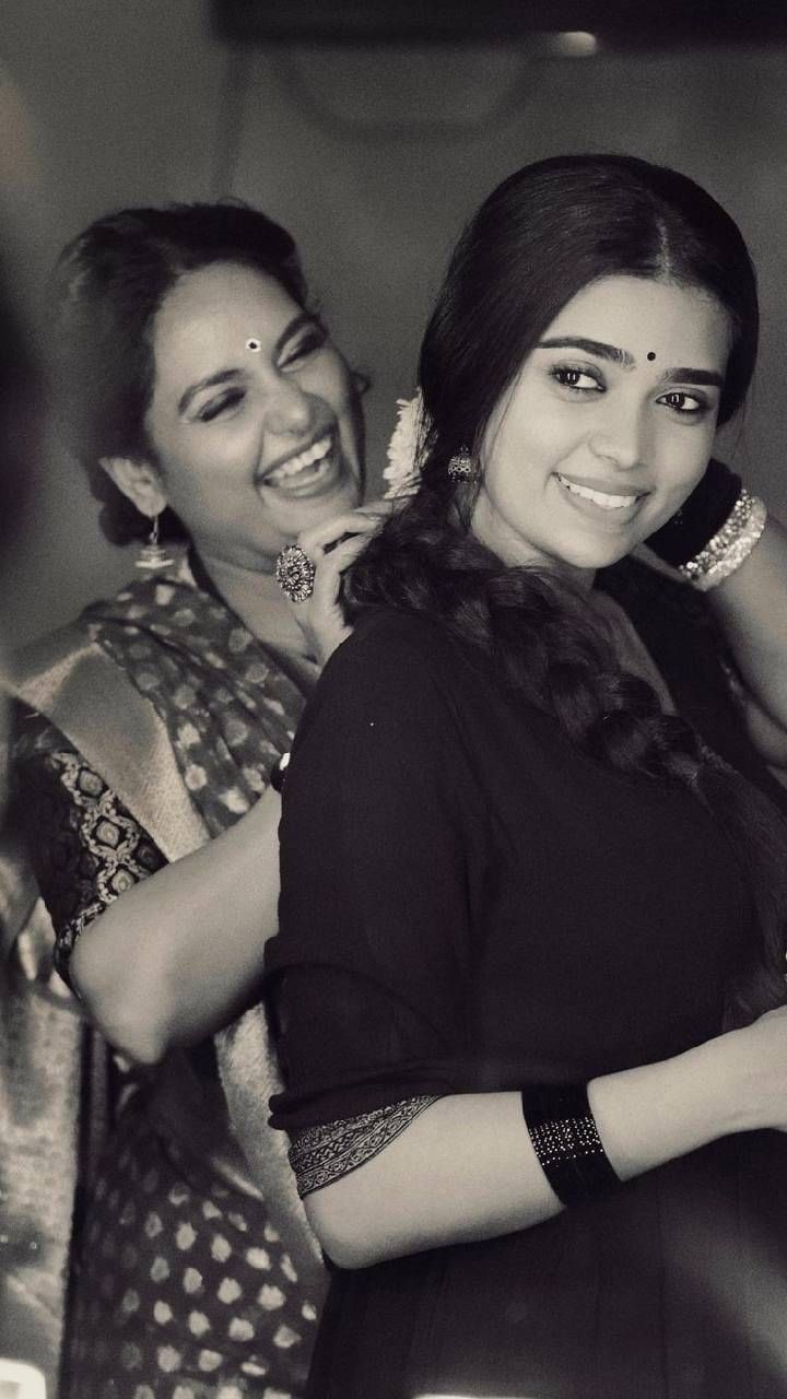 Actress Shruthi Daughter (3)