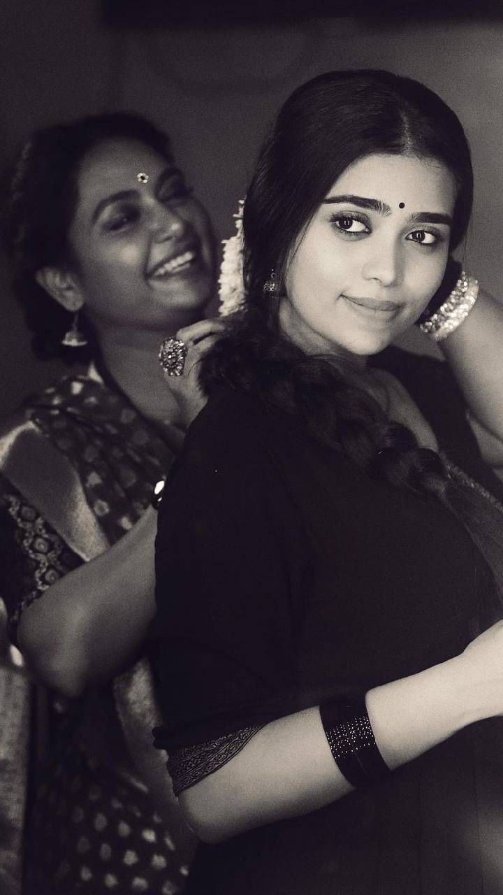 Actress Shruthi Daughter (4)