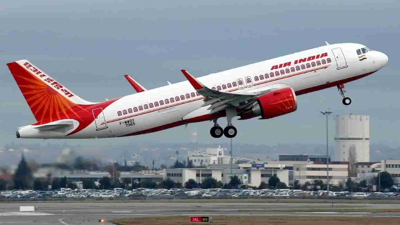 Air India: ಏರ್​ ಇಂಡಿಯಾ ಪೈಲಟ್ ಕಾಕ್​ಪಿಟ್​ ಒಳಗೆ ಗೆಳತಿಯ ಕರೆದೊಯ್ದ ಪ್ರಕರಣ: ಸಿಇಒ ವಿಲ್ಸನ್​ಗೆ ಶೋಕಾಸ್ ನೋಟಿಸ್