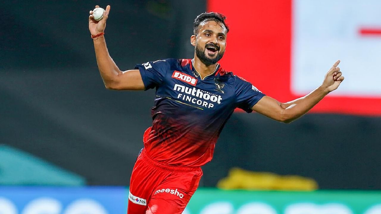 ಇದಕ್ಕಾಗಿ ಪ್ಲೇಯಿಂಗ್ ಇಲೆವೆನ್​ನಲ್ಲೂ (IPL 2023 RCB Playing 11) ಬದಲಾವಣೆ ತರುವ ಸಾಧ್ಯತೆಯಿದೆ. ಏಕೆಂದರೆ ಮೊದಲೆರಡು ಪಂದ್ಯಗಳಲ್ಲಿ ಕಣಕ್ಕಿಳಿದಿದ್ದ ವೇಗಿ ಆಕಾಶ್ ದೀಪ್ ನಿರೀಕ್ಷಿತ ಪ್ರದರ್ಶನ ನೀಡಿಲ್ಲ. ಮುಂಬೈ ಇಂಡಿಯನ್ಸ್ ವಿರುದ್ಧದ ಪಂದ್ಯದಲ್ಲಿ 3 ಓವರ್​ನಲ್ಲಿ 29 ರನ್​ ನೀಡಿ ಕೇವಲ 1 ವಿಕೆಟ್ ಮಾತ್ರ ಪಡೆದಿದ್ದ ಆಕಾಶ್ ದೀಪ್, ಕೆಕೆಆರ್ ವಿರುದ್ಧ 2 ಓವರ್​ಗಳಲ್ಲಿ 30 ರನ್​ ಬಿಟ್ಟುಕೊಟ್ಟಿದ್ದರು. 