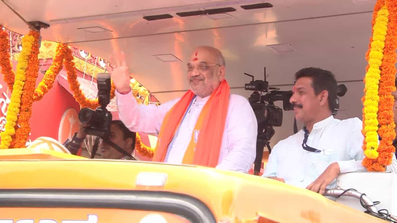ಮಡಿಕೇರಿಯಲ್ಲಿ ಕೇಂದ್ರ ಸಚಿವ ಅಮಿತ್ ಶಾ ನಗರದ ಚೌಡೇಶ್ವರಿ ದೇವಾಲಯದಲ್ಲಿ ವಿಶೇಷ ಪೂಜೆ ಸಲ್ಲಿಸಿ ನಗರದ ಮುಖ್ಯ ರಸ್ತೆಯಲ್ಲಿ ರೋಡ್ ಶೋ ನಡೆಸಿದರು. ಇನ್ನು ಸಮಯ ಕಡಿಮೆ ಇದ್ದ ಕಾರಣ ರೋಡ್ ಶೋವನ್ನು ಅರ್ಧಕ್ಕೆ ಮೊಟಕುಗೊಳಿಸಿದರು.