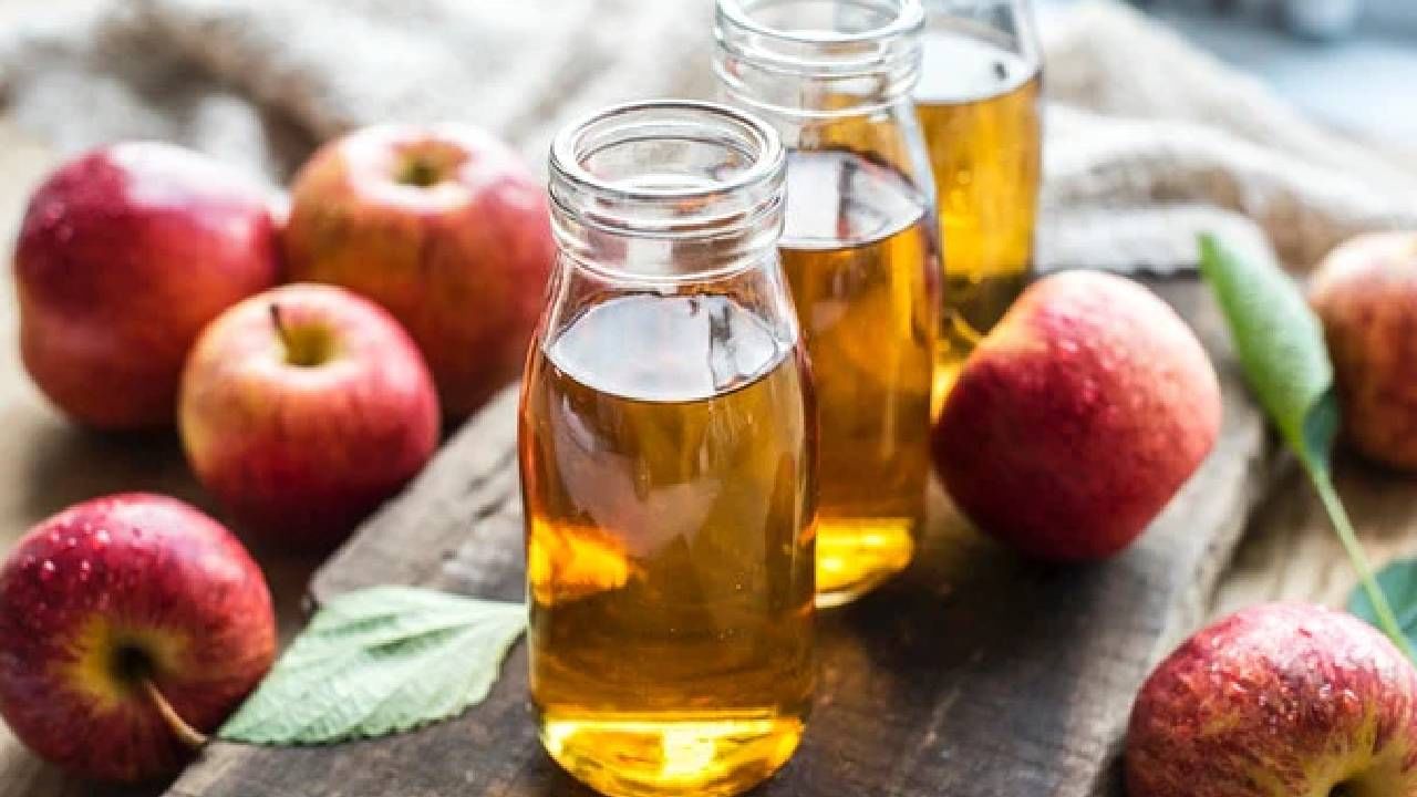 ಆಪಲ್ ಸೈಡರ್ ವಿನೆಗರ್(Apple Cider Vinegar): ಆಪಲ್ ಸೈಡರ್ ವಿನೆಗರ್ ಅನ್ನು ನೀರಿನೊಂದಿಗೆ ಸೇರಿಸಿ ಮತ್ತು ಹತ್ತಿ ಉಂಡೆಯಿಂದ ಸಮಸ್ಯೆಯಾದ ಪ್ರದೇಶಕ್ಕೆ ಹಚ್ಚಬೇಕು. ಆಪಲ್ ಸೈಡರ್ ವಿನೆಗರ್ ತುರಿಕೆ ಮತ್ತು ಉರಿಯೂತವನ್ನು ಕಡಿಮೆ ಮಾಡಲು ಸಹಾಯ ಮಾಡುತ್ತದೆ.