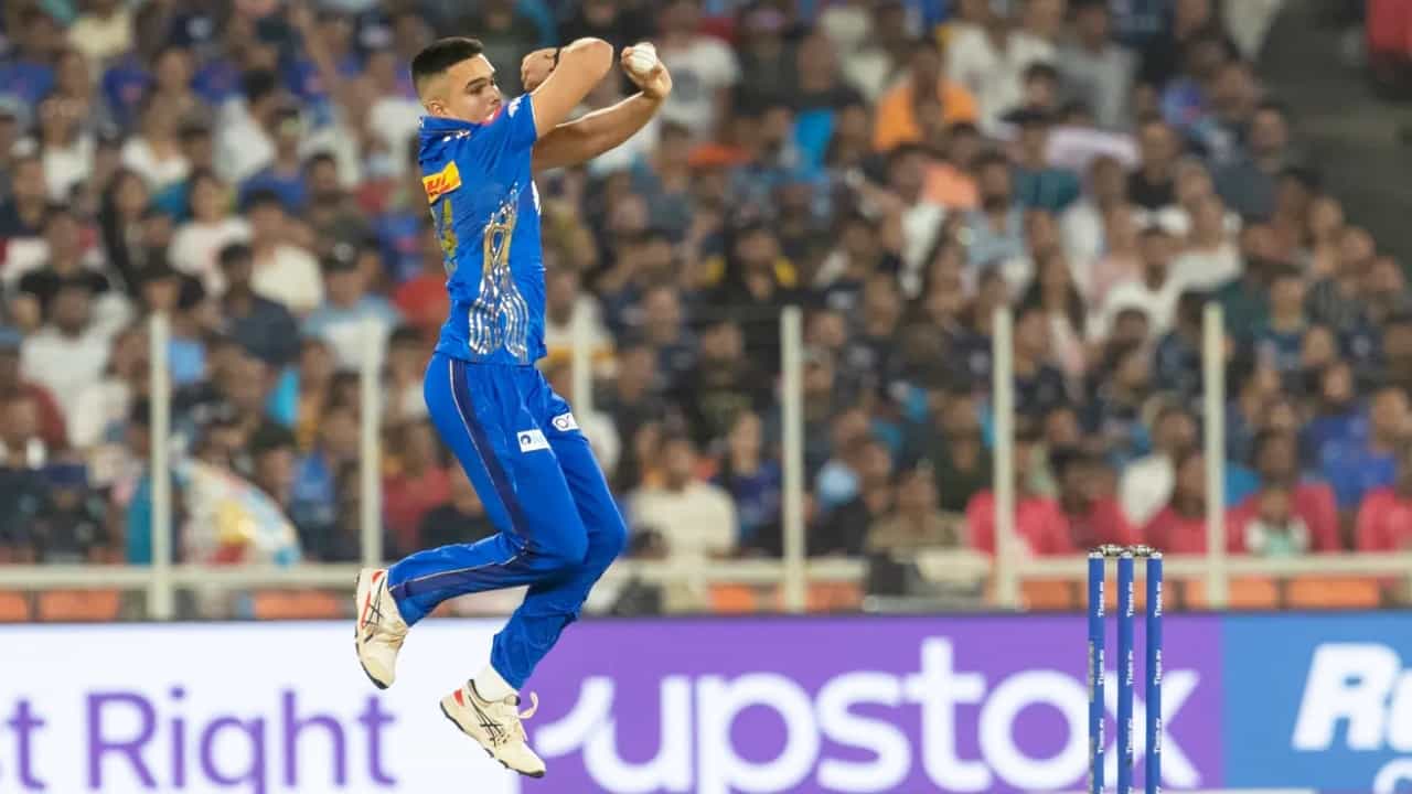 IPL 2023: ಪಂಜಾಬ್ ಕಿಂಗ್ಸ್ ವಿರುದ್ಧದ ಪಂದ್ಯದಲ್ಲಿ 1 ಓವರ್ನಲ್ಲಿ ಬರೋಬ್ಬರಿ 31 ರನ್ ನೀಡಿ ದುಬಾರಿಯಾಗಿದ್ದ ಅರ್ಜುನ್ ತೆಂಡೂಲ್ಕರ್ ಇದೀಗ ಭರ್ಜರಿ ಬೌಲಿಂಗ್ ಪ್ರದರ್ಶನದ ಮೂಲಕ ಗಮನ ಸೆಳೆದಿದ್ದಾರೆ.