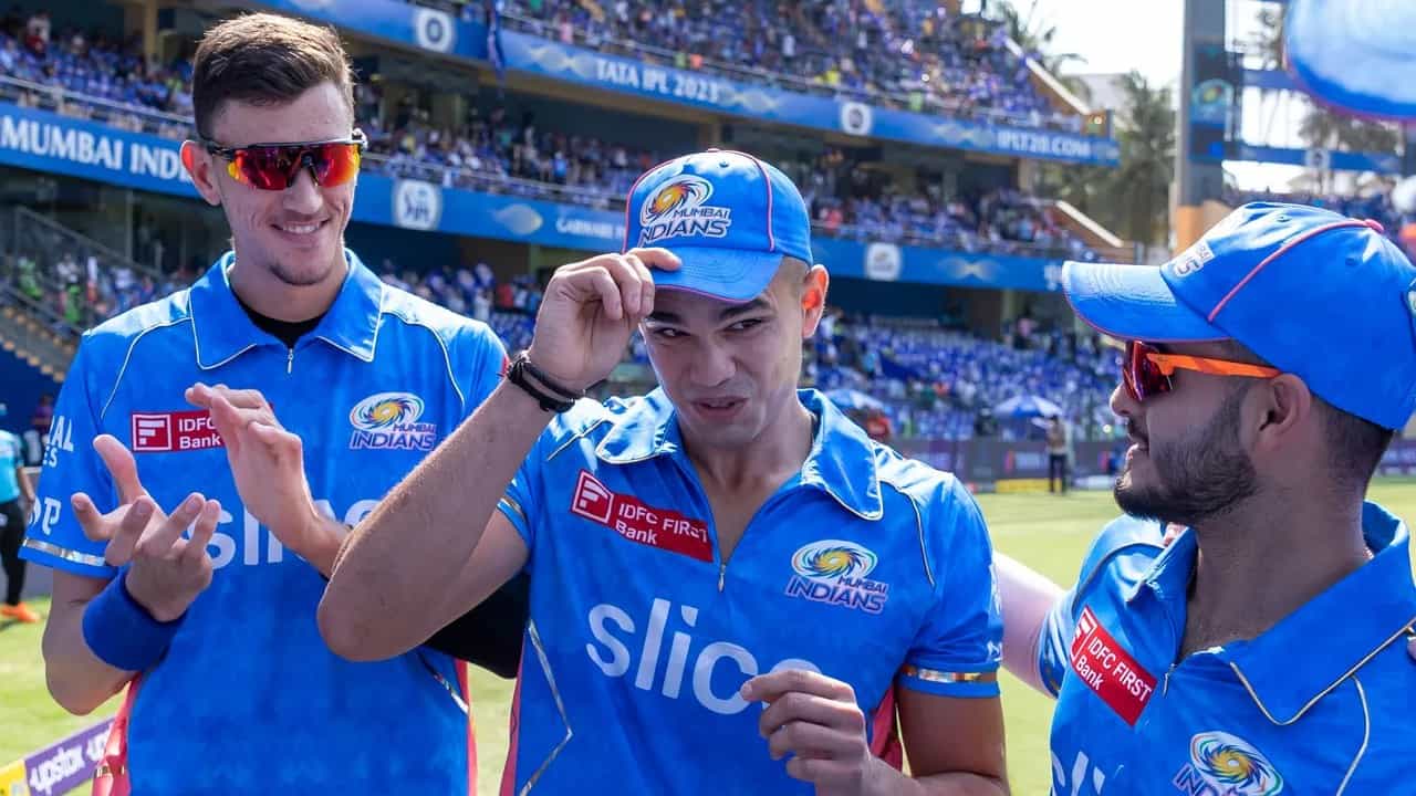 IPL 2023: ಮುಂಬೈನ ವಾಂಖೆಡೆ ಸ್ಟೇಡಿಯಂನಲ್ಲಿ ನಡೆದ ಕೆಕೆಆರ್ ವಿರುದ್ಧದ ಪಂದ್ಯದ ಮೂಲಕ ಅರ್ಜುನ್ ತೆಂಡೂಲ್ಕರ್ ಪಾದಾರ್ಪಣೆ ಮಾಡಿದ್ದರು. ಕಳೆದ 2 ಸೀಸನ್ಗಳಿಂದ ಮುಂಬೈ ಇಂಡಿಯನ್ಸ್ ತಂಡದಲ್ಲಿದ್ದರೂ ಸಚಿನ್ ತೆಂಡೂಲ್ಕರ್ ಪುತ್ರನಿಗೆ ಆಡುವ ಬಳಗದಲ್ಲಿ ಅವಕಾಶ ದೊರೆತಿರಲಿಲ್ಲ.