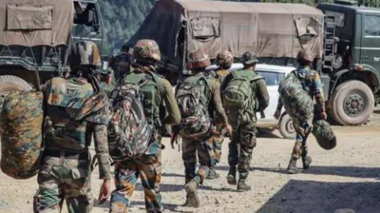 Jammu and Kashmir: ಸೇನಾ ವಾಹನದ ಮೇಲೆ ದಾಳಿ ನಡೆಸಿದ ಉಗ್ರರಿಗಾಗಿ ಶ್ವಾನದಳ, ಡ್ರೋನ್ ಮೂಲಕ ಶೋಧ, 12 ಮಂದಿ ವಶಕ್ಕೆ Jammu and Kashmir: ಸೇನಾ ವಾಹನದ ಮೇಲೆ ದಾಳಿ ನಡೆಸಿದ ಉಗ್ರರಿಗಾಗಿ ಶ್ವಾನದಳ, ಡ್ರೋನ್ ಮೂಲಕ ಶೋಧ, 12 ಮಂದಿ ವಶಕ್ಕೆ