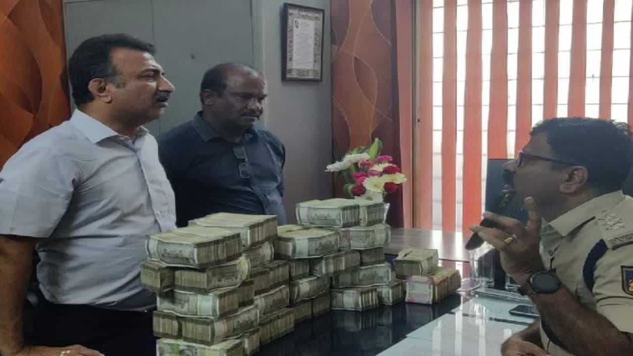 Cash Seize: ಬೆಂಗಳೂರು; ಕೆಟ್ಟು ನಿಂತಿದ್ದ ಆಟೋದಲ್ಲಿತ್ತು 1 ಕೋಟಿ ರೂ. ನಗದು! Cash Seize: ಬೆಂಗಳೂರು; ಕೆಟ್ಟು ನಿಂತಿದ್ದ ಆಟೋದಲ್ಲಿತ್ತು 1 ಕೋಟಿ ರೂ. ನಗದು!