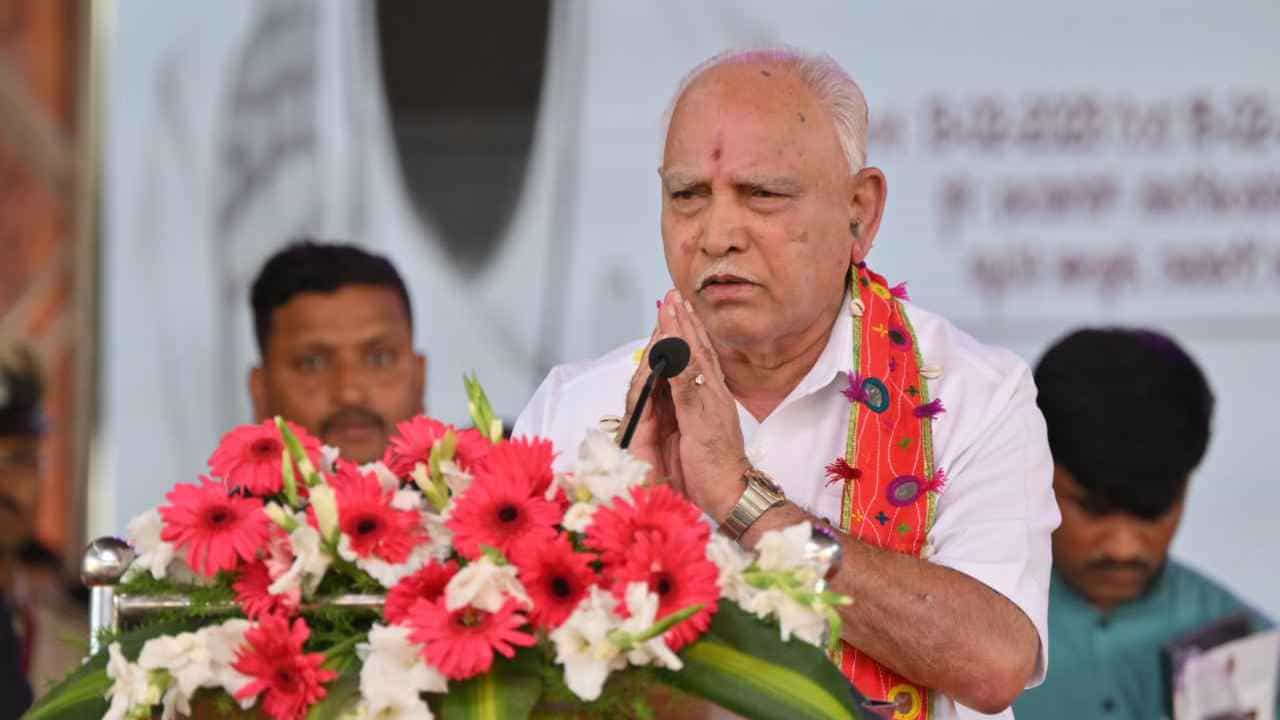 ಲಿಂಗಾಯತರನ್ನು ಹಿಡಿಟ್ಟುಕೊಳ್ಳಲು ರಣತಂತ್ರ, ಯಡಿಯೂರಪ್ಪರನ್ನ ಮುಂದೆ ಬಿಟ್ಟ ಬಿಜೆಪಿ ಲಿಂಗಾಯತರನ್ನು ಹಿಡಿಟ್ಟುಕೊಳ್ಳಲು ರಣತಂತ್ರ, ಯಡಿಯೂರಪ್ಪರನ್ನ ಮುಂದೆ ಬಿಟ್ಟ ಬಿಜೆಪಿ