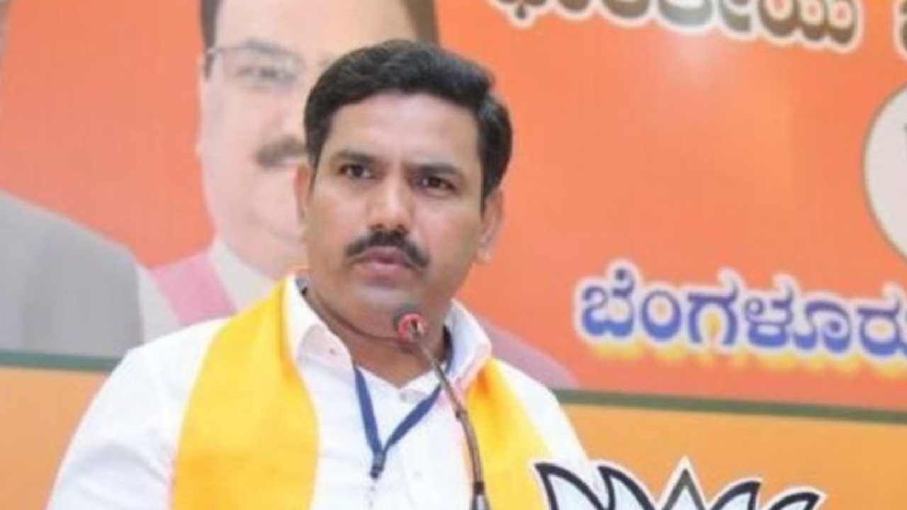 Shikaripur Election Results: ಶಿಕಾರಿಪುರ ವಿಧಾನಸಭಾ ಕ್ಷೇತ್ರ ಎಲೆಕ್ಷನ್ 2023 ರಿಸಲ್ಟ್: ತಂದೆಯ ಭದ್ರಕೋಟೆ ಶಿಕಾರಿಪುರದಲ್ಲಿ ಅದೃಷ್ಟ ಪರೀಕ್ಷೆಗಿಳಿದ ವಿಜಯೇಂದ್ರ Shikaripur Election Results: ಶಿಕಾರಿಪುರ ವಿಧಾನಸಭಾ ಕ್ಷೇತ್ರ ಎಲೆಕ್ಷನ್ 2023 ರಿಸಲ್ಟ್: ತಂದೆಯ ಭದ್ರಕೋಟೆ ಶಿಕಾರಿಪುರದಲ್ಲಿ ಅದೃಷ್ಟ ಪರೀಕ್ಷೆಗಿಳಿದ ವಿಜಯೇಂದ್ರ
