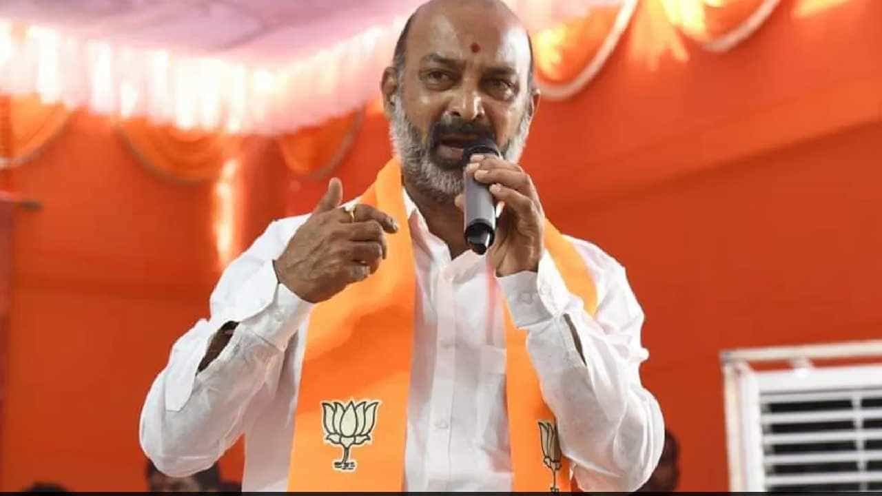 Bandi Sanjay Kumar Detained: ತೆಲಂಗಾಣ ಬಿಜೆಪಿ ಅಧ್ಯಕ್ಷ ಬಂಡಿ ಸಂಜಯ್ ಕುಮಾರ್ ಬಂಧನ Bandi Sanjay Kumar Detained: ತೆಲಂಗಾಣ ಬಿಜೆಪಿ ಅಧ್ಯಕ್ಷ ಬಂಡಿ ಸಂಜಯ್ ಕುಮಾರ್ ಬಂಧನ