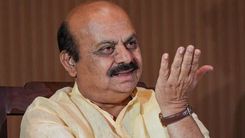 ರೋಡ್ ಶೋ ವೇಳೆ ಪೊಲೀಸರ ವಿರುದ್ಧ ಸಿಎಂ ಬೊಮ್ಮಾಯಿ ಗರಂ: ಮೊಬೈಲ್ ಒಳಗಿಡುವಂತೆ ವಾರ್ನಿಂಗ್