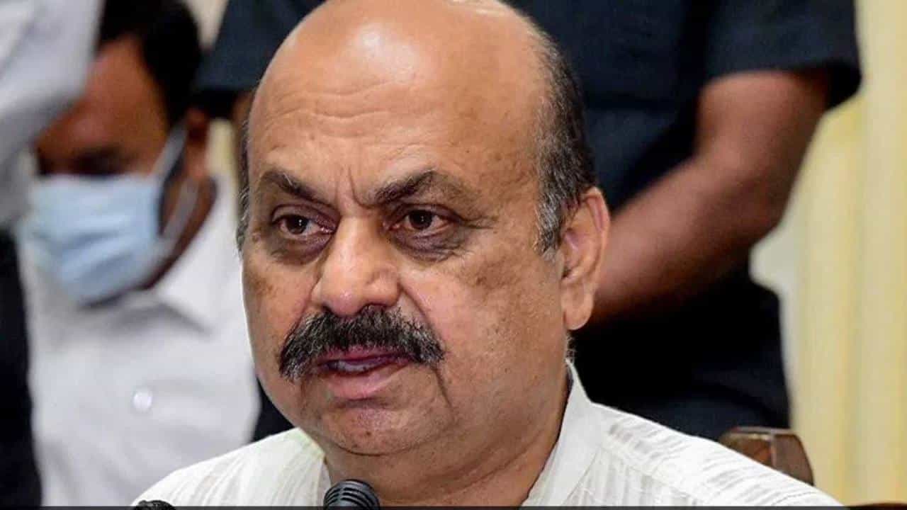 ಮತ್ತೆ ಮುನ್ನೆಲೆಗೆ ಬಂತೇ ಹಿಂದೂ ಅಶ್ಲೀಲ ಪದ ಚರ್ಚೆ? ನಮ್ಮ ಭಾವನೆ ಜೊತೆ ಚೆಲ್ಲಾಟ ಆಡುತ್ತಿದ್ದಾರೆ ಎಂದ ಬೊಮ್ಮಾಯಿ ಮತ್ತೆ ಮುನ್ನೆಲೆಗೆ ಬಂತೇ ಹಿಂದೂ ಅಶ್ಲೀಲ ಪದ ಚರ್ಚೆ? ನಮ್ಮ ಭಾವನೆ ಜೊತೆ ಚೆಲ್ಲಾಟ ಆಡುತ್ತಿದ್ದಾರೆ ಎಂದ ಬೊಮ್ಮಾಯಿ