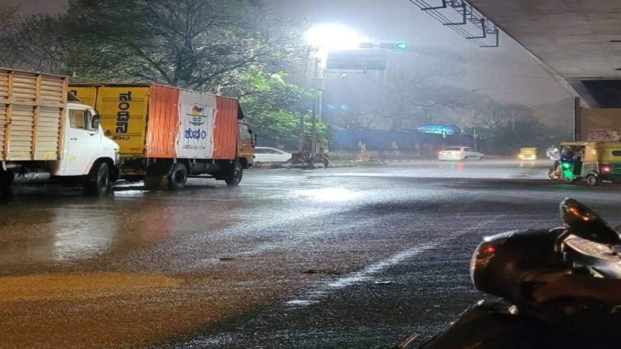 Bengaluru Rains: ಬೆಂಗಳೂರಿನ ಹಲವೆಡೆ ಧಾರಾಕಾರ ಮಳೆ; ಕೆಆರ್ ಮಾರ್ಕೆಟ್‌, ಕಾರ್ಪೊರೇಷನ್‌ ಸೇರಿ ಹಲವೆಡೆ ತಂಪೆರೆದ ವರುಣ