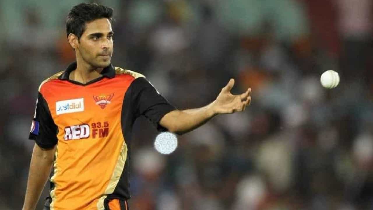 IPL 2023: ಐಪಿಎಲ್ನಲ್ಲಿ ಬ್ಯಾಟ್ಸ್ಮನ್ಗಳ ಅಬ್ಬರದ ನಡುವೆ ಬೌಲರ್ಗಳು ಕೂಡ ಅಮೋಘ ದಾಖಲೆ ಬರೆಯುತ್ತಿದ್ದಾರೆ. ಈ ಬಾರಿ ಭುವನೇಶ್ವರ್ ಕುಮಾರ್ ಬರೆದಿರುವುದು ಅಂತಿಂಥ ದಾಖಲೆಯಲ್ಲ. ಬದಲಾಗಿ ಮೊದಲ ಓವರ್ನಲ್ಲೇ ಮ್ಯಾಜಿಕ್ ಸೃಷ್ಟಿಸಿ ಹೊಸ ಇತಿಹಾಸವನ್ನೇ ನಿರ್ಮಿಸಿದ್ದಾರೆ.