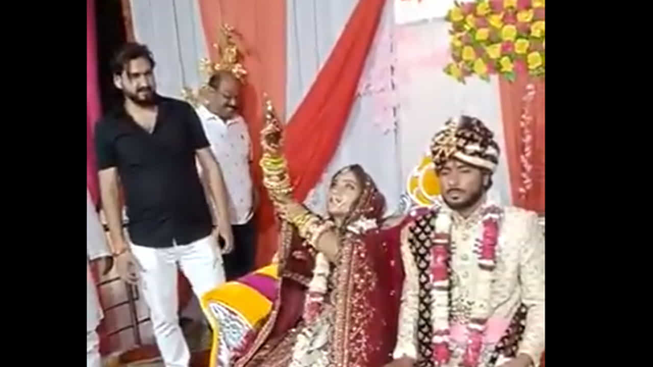 ಉತ್ತರಪ್ರದೇಶ: ಮದುವೆ ಮಂಟಪದಲ್ಲಿ ರಿವಾಲ್ವರ್ನಿಂದ ನಾಲ್ಕು ಸುತ್ತು ಗುಂಡು ಹಾರಿಸಿದ ವಧು; ವರ ತಬ್ಬಿಬ್ಬು ಉತ್ತರಪ್ರದೇಶ: ಮದುವೆ ಮಂಟಪದಲ್ಲಿ ರಿವಾಲ್ವರ್ನಿಂದ ನಾಲ್ಕು ಸುತ್ತು ಗುಂಡು ಹಾರಿಸಿದ ವಧು; ವರ ತಬ್ಬಿಬ್ಬು