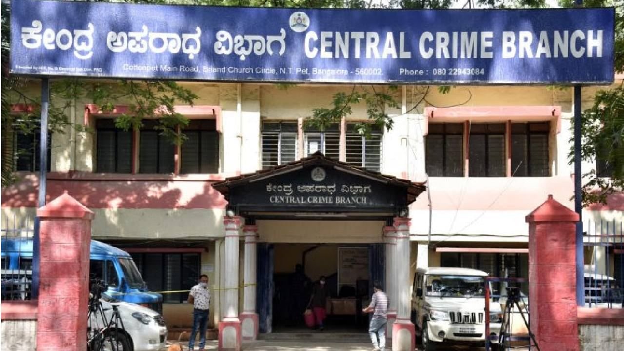 ನಕಲಿ ಅಂಕಪಟ್ಟಿ ತಯಾರಿಸಿ ಮಾರಾಟ ಮಾಡುತ್ತಿದ್ದ ಹುಬ್ಬಳ್ಳಿಯ ಸ್ಟಡಿ ಸೆಂಟರ್ ಮೇಲೆ ಸಿಸಿಬಿ ದಾಳಿ ನಕಲಿ ಅಂಕಪಟ್ಟಿ ತಯಾರಿಸಿ ಮಾರಾಟ ಮಾಡುತ್ತಿದ್ದ ಹುಬ್ಬಳ್ಳಿಯ ಸ್ಟಡಿ ಸೆಂಟರ್ ಮೇಲೆ ಸಿಸಿಬಿ ದಾಳಿ