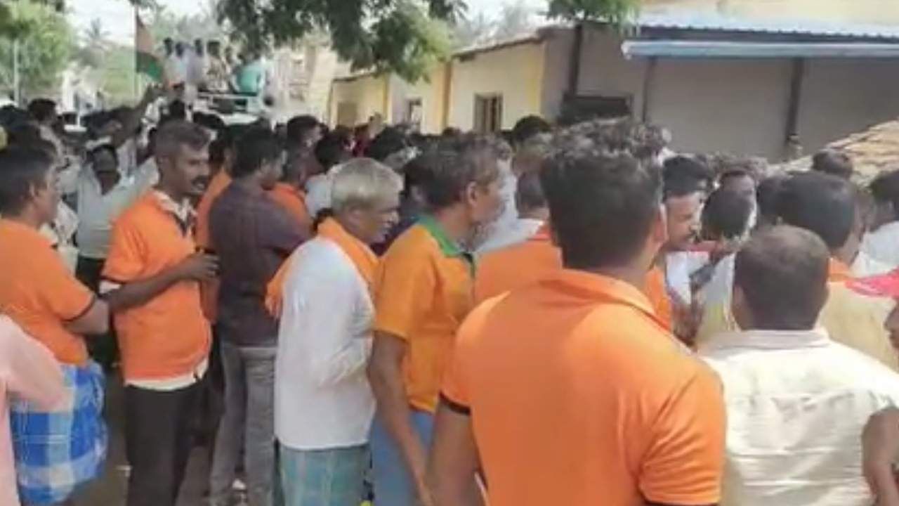 ವರುಣಾ ಆಯ್ತು ಇದೀಗ ಚಿಕ್ಕಮಗಳೂರಿನಲ್ಲಿ ಬಿಜೆಪಿ, ಕಾಂಗ್ರೆಸ್ ಕಾರ್ಯಕರ್ತರ ನಡುವೆ ಕಿರಿಕ್: ಪ್ರಚಾರ ವೇಳೆ ತಳ್ಳಾಟ, ನೂಕಾಟ ವರುಣಾ ಆಯ್ತು ಇದೀಗ ಚಿಕ್ಕಮಗಳೂರಿನಲ್ಲಿ ಬಿಜೆಪಿ, ಕಾಂಗ್ರೆಸ್ ಕಾರ್ಯಕರ್ತರ ನಡುವೆ ಕಿರಿಕ್: ಪ್ರಚಾರ ವೇಳೆ ತಳ್ಳಾಟ, ನೂಕಾಟ