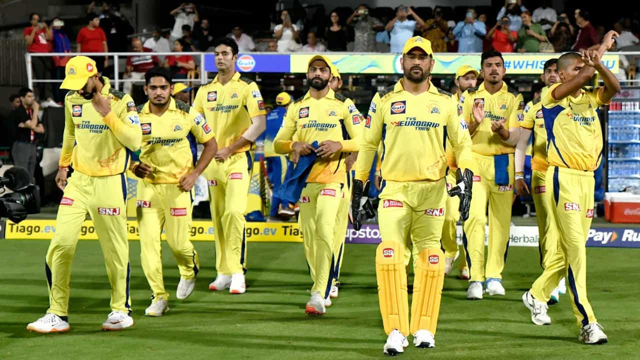 IPL 2023: ಐಪಿಎಲ್ನ 33ನೇ ಪಂದ್ಯದಲ್ಲಿ ಕೆಕೆಆರ್ ವಿರುದ್ಧ ಸಿಎಸ್ಕೆ ಬ್ಯಾಟರ್ಗಳು ಸಿಡಿಲಬ್ಬರದ ಬ್ಯಾಟಿಂಗ್ ಪ್ರದರ್ಶಿಸಿದ್ದರು. ಈ ಸಿಡಿಲಬ್ಬರದ ಬ್ಯಾಟಿಂಗ್ ಪರಿಣಾಮ ಕೊಲ್ಕತ್ತಾದ ಈಡನ್ ಗಾರ್ಡನ್ಸ್ ಮೈದಾನದಲ್ಲಿ ಸಿಕ್ಸ್ಗಳ ಸುರಿಮಳೆಯಾಗಿತ್ತು.