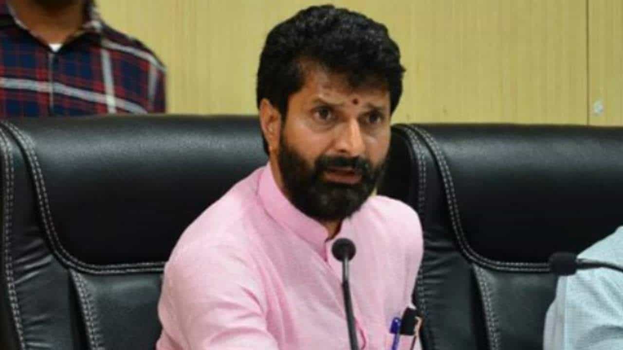 ಸಿಟಿ ರವಿ ವಿರುದ್ಧ ನಕಲಿ ಪೋಸ್ಟ್ ಪ್ರಕರಣ: ಕಾಂಗ್ರೆಸ್ ಕಾರ್ಯಕರ್ತನ ಬಂಧನ ಸಿಟಿ ರವಿ ವಿರುದ್ಧ ನಕಲಿ ಪೋಸ್ಟ್ ಪ್ರಕರಣ: ಕಾಂಗ್ರೆಸ್ ಕಾರ್ಯಕರ್ತನ ಬಂಧನ