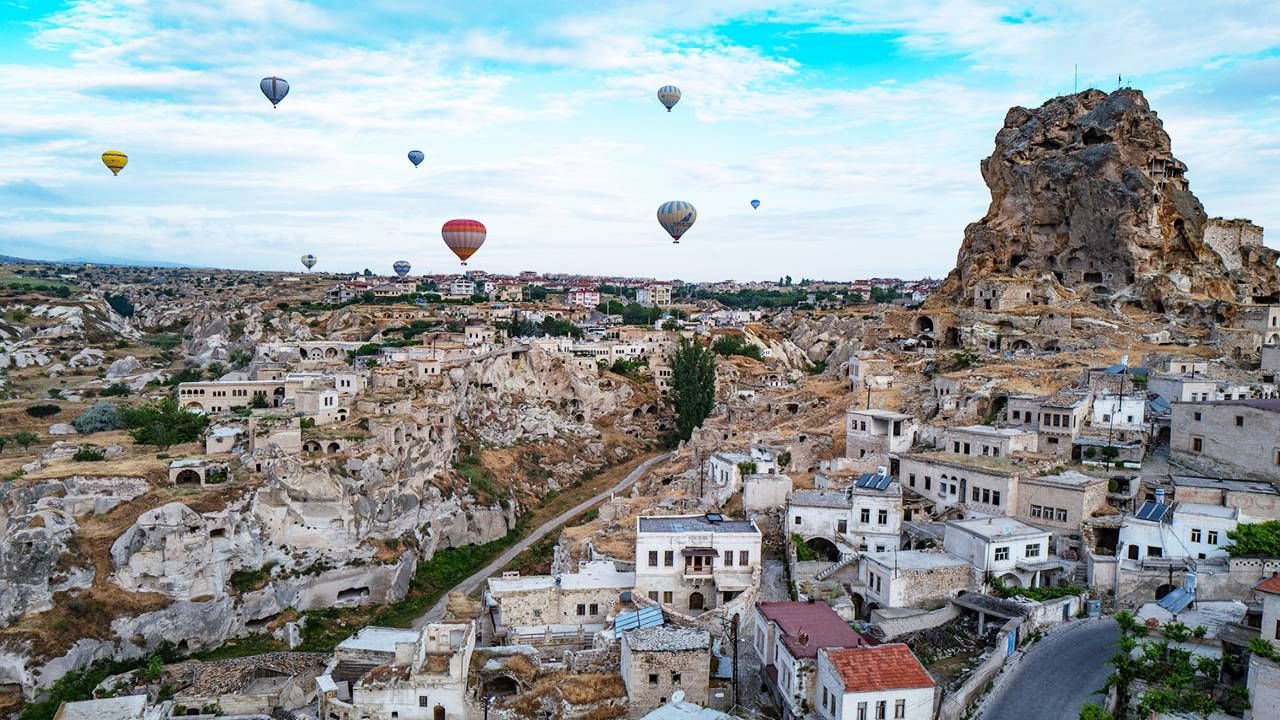 ಕಪಾಡೋಸಿಯಾ, ಟರ್ಕಿ(Cappadocia, Turkey): ಈ ಪ್ರದೇಶವು ಅಸಾಮಾನ್ಯವಾದ ಬಂಡೆಗಳ ರಚನೆಗಳಿಗೆ ಹೆಸರುವಾಸಿಯಾಗಿದೆ. ಇದರಲ್ಲಿ "ಕಾಲ್ಪನಿಕ ಚಿಮಣಿಗಳು" ಯಾವುದೋ ಫ್ಯಾಂಟಸಿ ಚಲನಚಿತ್ರದಂತೆ ಕಾಣುತ್ತವೆ. 
