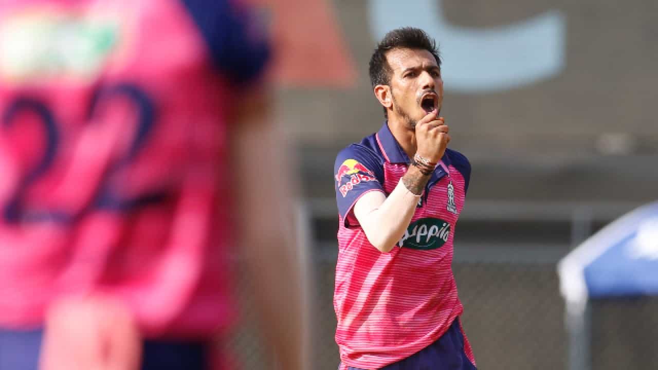 IPL 2023: ಐಪಿಎಲ್ನ 8ನೇ ಪಂದ್ಯದಲ್ಲಿ 1 ವಿಕೆಟ್ ಪಡೆಯುವ ಮೂಲಕ ಯುಜ್ವೇಂದ್ರ ಚಹಾಲ್ ಹೊಸ ಇತಿಹಾಸ ಬರೆದಿದ್ದಾರೆ. ಅದು ಕೂಡ ಯಾರ್ಕರ್ ಮಾಂತ್ರಿಕ ಲಸಿತ್ ಮಾಲಿಂಗ ಅವರನ್ನು ಹಿಂದಿಕ್ಕುವ ಮೂಲಕ ಎಂಬುದು ವಿಶೇಷ.