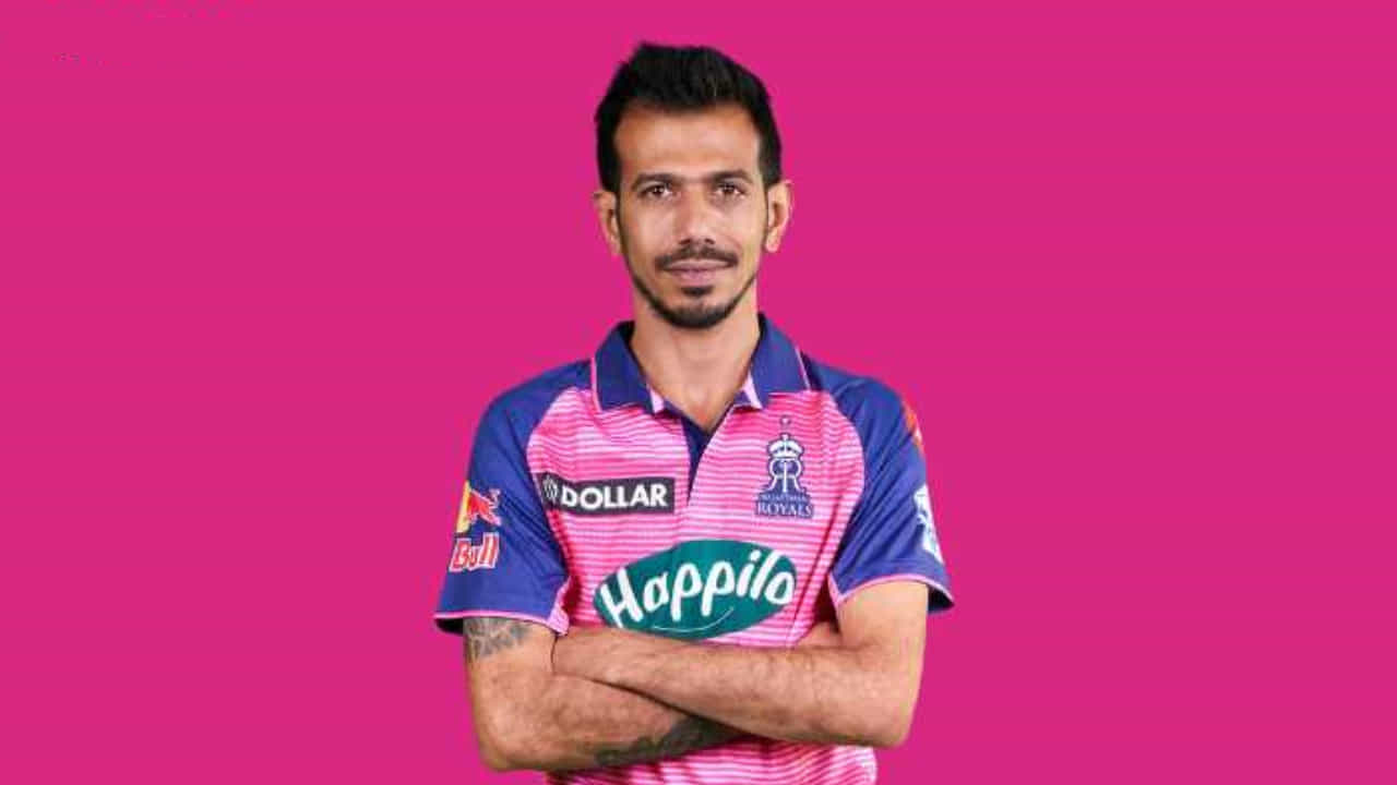 IPL 2023: ಐಪಿಎಲ್ನ 16ನೇ ಆವೃತ್ತಿಯಲ್ಲಿ ಅತ್ಯುತ್ತಮ ಪ್ರದರ್ಶನ ನೀಡುವ ಮೂಲಕ ಯುಜ್ವೇಂದ್ರ ಚಹಾಲ್ ಎಲ್ಲರ ಗಮನ ಸೆಳೆಯುತ್ತಿದ್ದಾರೆ. ಈಗಾಗಲೇ 12 ವಿಕೆಟ್ ಕಬಳಿಸಿರುವ ಚಹಾಲ್ ಇದೀಗ ಪರ್ಪಲ್ ಕ್ಯಾಪ್ ರೇಸ್ನಲ್ಲಿದ್ದಾರೆ.