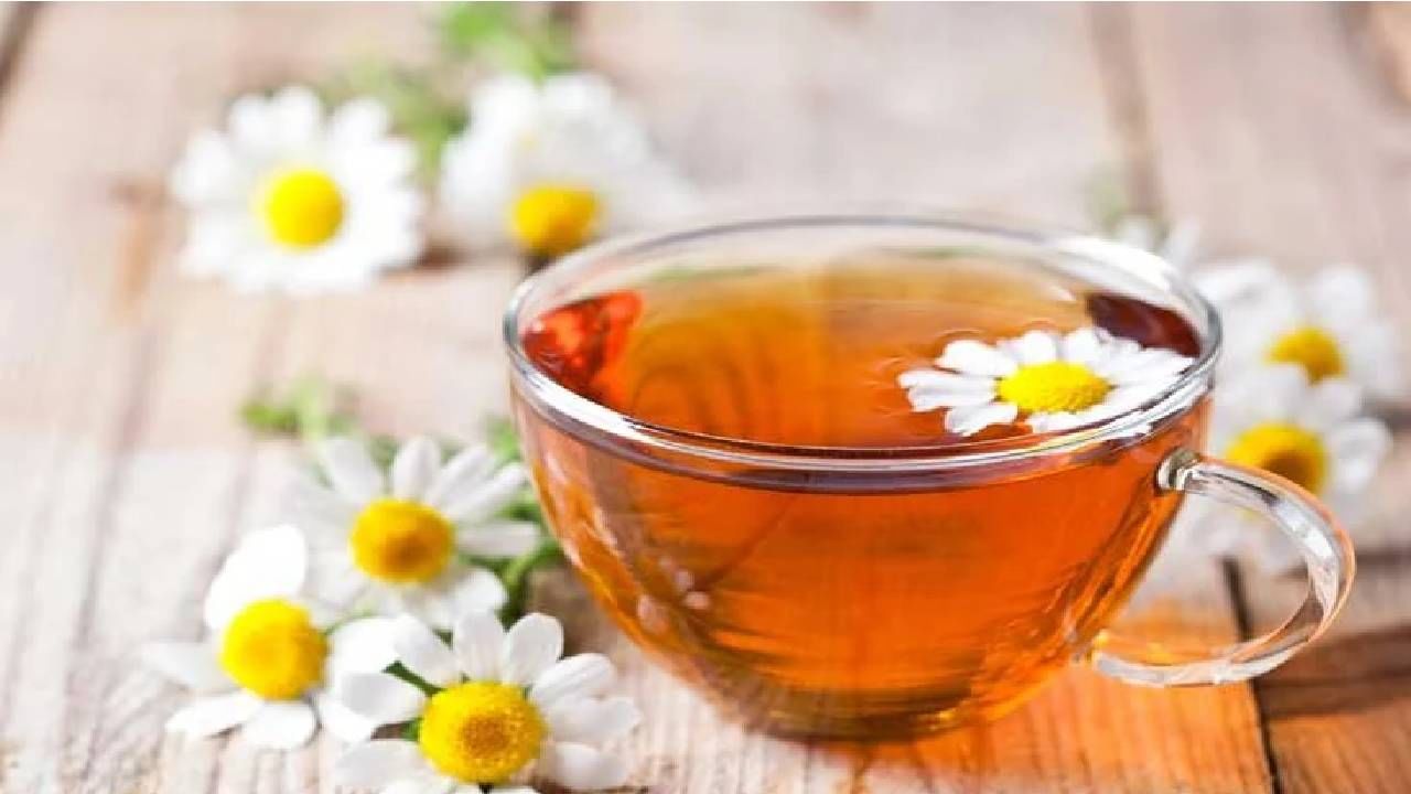 ಕ್ಯಾಮೊಮೈಲ್(Chamomile): ಕ್ಯಾಮೊಮೈಲ್ ಇದು ಉರಿಯೂತದ ಮತ್ತು ತುರಿಕೆಯನ್ನ ನಿವಾರಿಸುವ ಗುಣಗಳನ್ನು ಹೊಂದಿದೆ. ಒಂದು ಕಪ್ ಕ್ಯಾಮೊಮೈಲ್ ಟೀಯನ್ನ ಕುದಿಸಿ ಮತ್ತು ಅದನ್ನು ತಣ್ಣಗಾಗಲು ಬಿಡಿ. ಬಳಿಕ ಹತ್ತಿಯಿಂದ ಸಮಸ್ಯೆಯಾದ ಪ್ರದೇಶಕ್ಕೆ ಅದನ್ನ ಲೇಪಿಸಿ. 