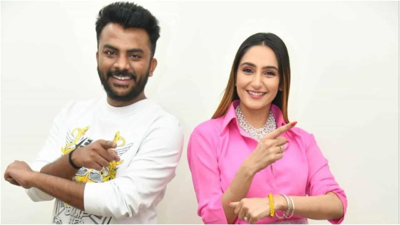‘ಎಲ್ರ ಕಾಲೆಳೆಯುತ್ತೆ ಕಾಲ’; ಚಂದನ್ ಶೆಟ್ಟಿ ಜೊತೆ ರಾಗಿಣಿ ದ್ವಿವೇದಿ ‘ಟುನ್ ಟುನ್..’ ಗಾನ ಬಜಾನ ‘ಎಲ್ರ ಕಾಲೆಳೆಯುತ್ತೆ ಕಾಲ’; ಚಂದನ್ ಶೆಟ್ಟಿ ಜೊತೆ ರಾಗಿಣಿ ದ್ವಿವೇದಿ ‘ಟುನ್ ಟುನ್..’ ಗಾನ ಬಜಾನ