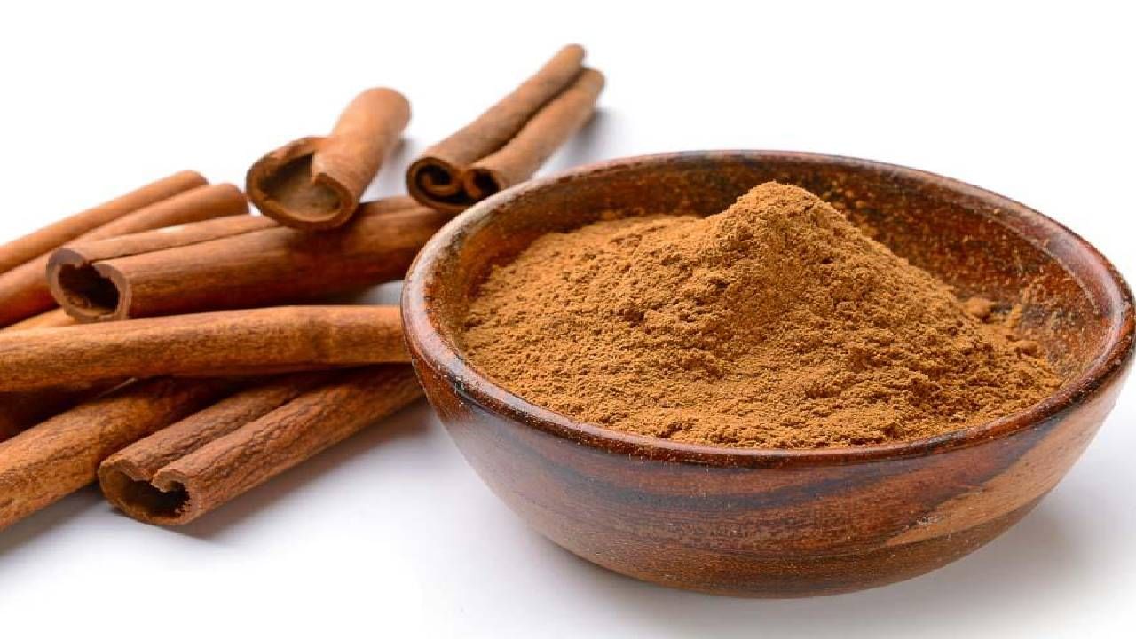 ದಾಲ್ಚಿನ್ನಿ(Cinnamon): ದಾಲ್ಚಿನ್ನಿ ಪುಡಿಯನ್ನು ಕೀಟಗಳು ಅಡಗಿರುವ ಪ್ರದೇಶಗಳ ಸುತ್ತಲೂ ಸಿಂಪಡಿಸಬಹುದು. ದಾಲ್ಚಿನ್ನಿಯ ಬಲವಾದ ವಾಸನೆಯು ಇರುವೆಗಳು ಮತ್ತು ಇತರ ಕೀಟಗಳು ಬರದಂತೆ ತಡೆಯುತ್ತದೆ.