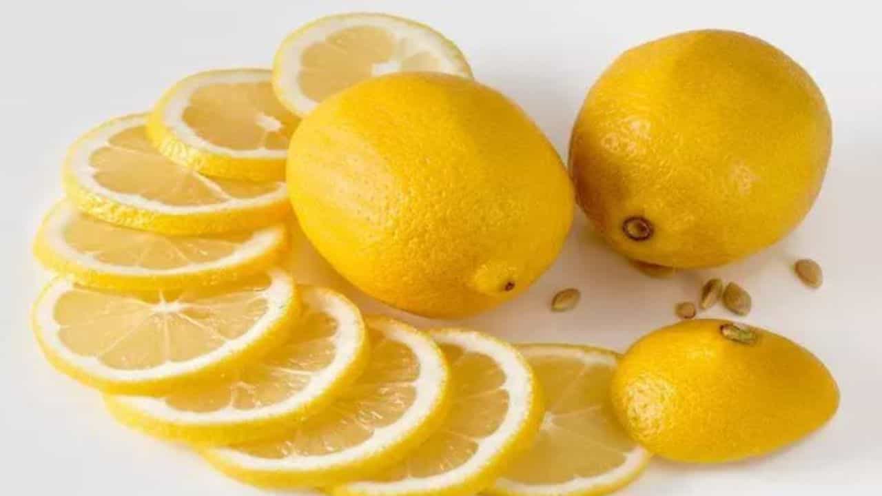 Usage of Lemons: ನಿಂಬೆಹಣ್ಣಿನ ಸಮಗ್ರ ಪ್ರಯೋಜನಗಳು, ಮನೆಯಲ್ಲಿ ನಿಂಬೆಯನ್ನು ಬಳಸಬಹುದಾದ 7 ಆಶ್ಚರ್ಯಕರ ಮಾರ್ಗಗಳು ಇಲ್ಲಿವೆ Usage of Lemons: ನಿಂಬೆಹಣ್ಣಿನ ಸಮಗ್ರ ಪ್ರಯೋಜನಗಳು, ಮನೆಯಲ್ಲಿ ನಿಂಬೆಯನ್ನು ಬಳಸಬಹುದಾದ 7 ಆಶ್ಚರ್ಯಕರ ಮಾರ್ಗಗಳು ಇಲ್ಲಿವೆ