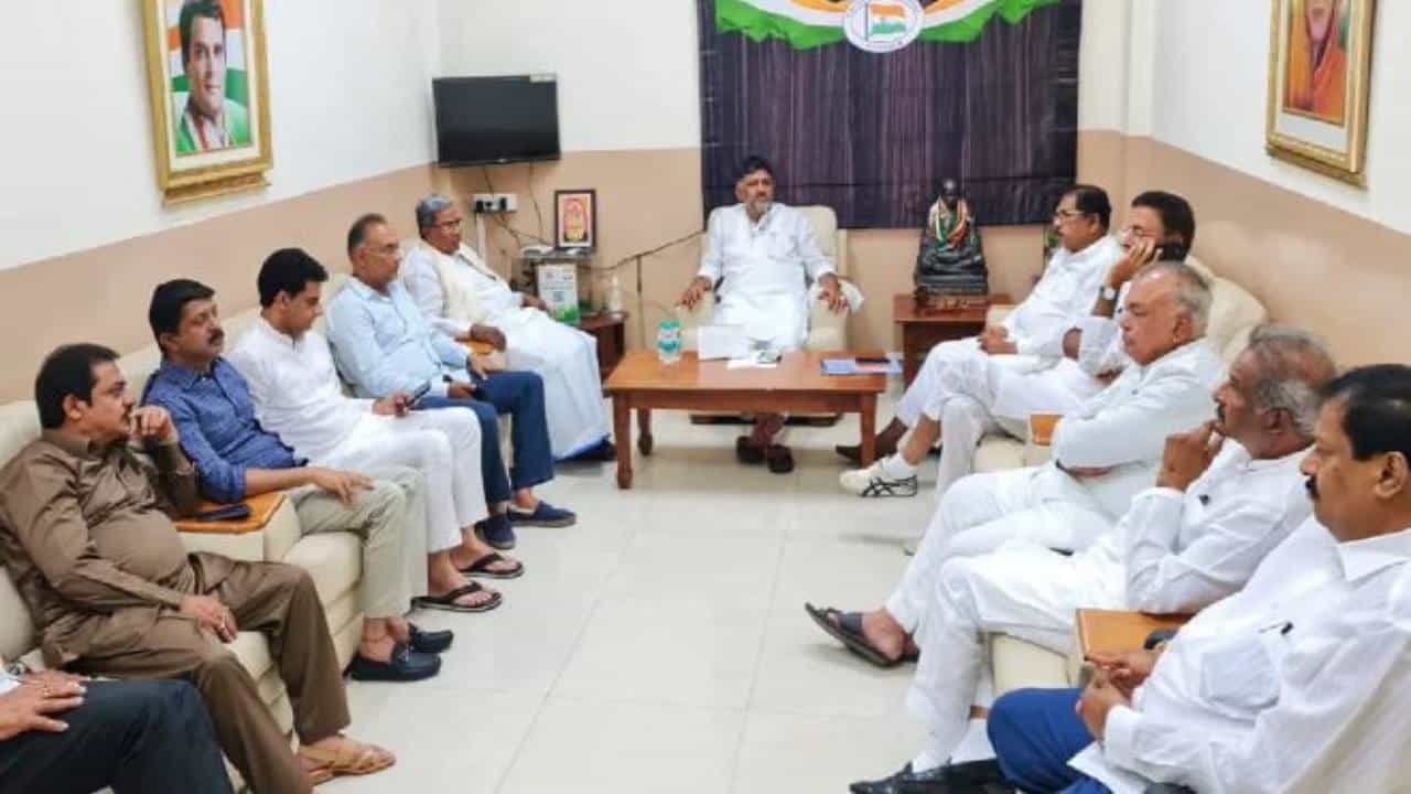 Karnataka Assembly Elections 2023: ಕಾಂಗ್ರೆಸ್ ಅಭ್ಯರ್ಥಿಗಳ 4ನೇ ಪಟ್ಟಿ ಬಿಡುಗಡೆ: 7 ಮಂದಿಗೆ ಟಿಕೆಟ್ ಘೋಷಣೆ Karnataka Assembly Elections 2023: ಕಾಂಗ್ರೆಸ್ ಅಭ್ಯರ್ಥಿಗಳ 4ನೇ ಪಟ್ಟಿ ಬಿಡುಗಡೆ: 7 ಮಂದಿಗೆ ಟಿಕೆಟ್ ಘೋಷಣೆ