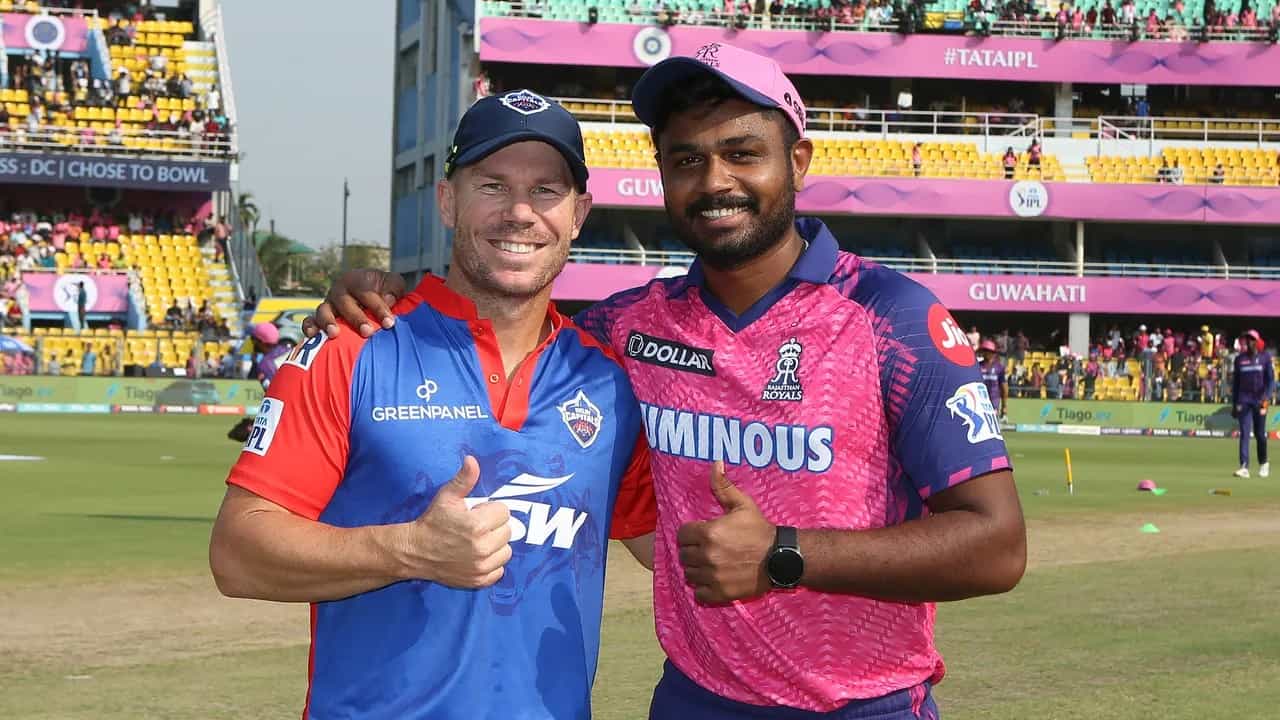 IPL 2023: ಗುವಾಹಟಿ ಬರ್ಸಾಪರಾ ಕ್ರಿಕೆಟ್ ಸ್ಟೇಡಿಯಂನಲ್ಲಿ ನಡೆದ ಐಪಿಎಲ್ನ 11ನೇ ಪಂದ್ಯದಲ್ಲಿ ಡೆಲ್ಲಿ ಕ್ಯಾಪಿಟಲ್ಸ್ ಹಾಗೂ ರಾಜಸ್ಥಾನ್ ರಾಯಲ್ಸ್ ತಂಡಗಳು ಮುಖಾಮುಖಿಯಾಗಿತ್ತು. ಈ ಪಂದ್ಯದಲ್ಲಿ ಟಾಸ್ ಗೆದ್ದ ಡೆಲ್ಲಿ ಕ್ಯಾಪಿಟಲ್ಸ್ ತಂಡದ ನಾಯಕ ಡೇವಿಡ್ ವಾರ್ನರ್ ಬೌಲಿಂಗ್ ಆಯ್ದುಕೊಂಡಿದ್ದರು. ಆದರೆ ಮೊದಲು ಬ್ಯಾಟಿಂಗ್ ಮಾಡುವ ಅವಕಾಶ ಪಡೆದ ರಾಜಸ್ಥಾನ್ ರಾಯಲ್ಸ್ ಪರ ಸ್ಟಾರ್ ಆಟಗಾರ ದೇವ್ದತ್ ಪಡಿಕ್ಕಲ್ ಕಾಣಿಸಿಕೊಂಡಿರಲಿಲ್ಲ.